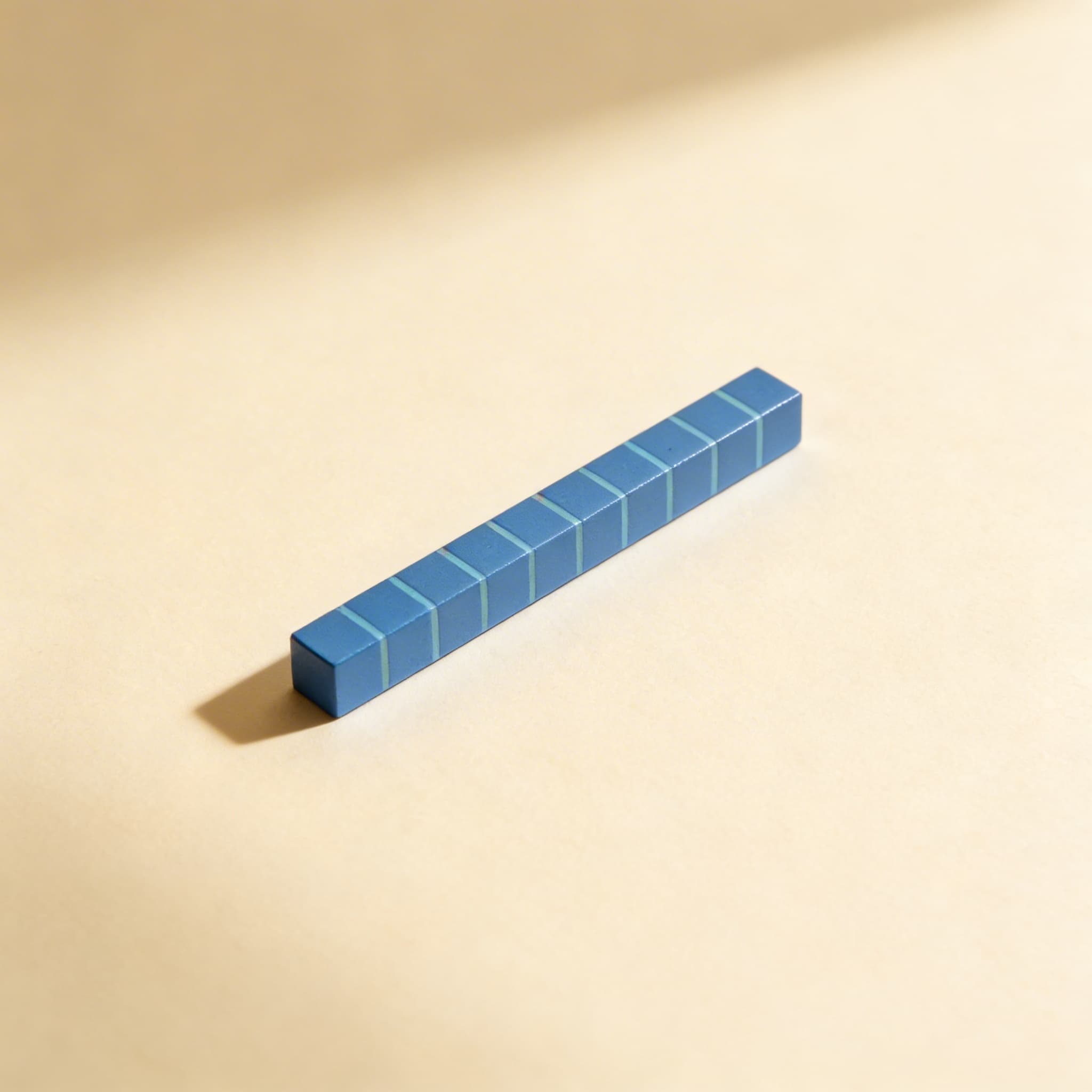 Blauer Geometrischer Stab — 50mm Längen- & Mengenkonzept — Seitenansicht