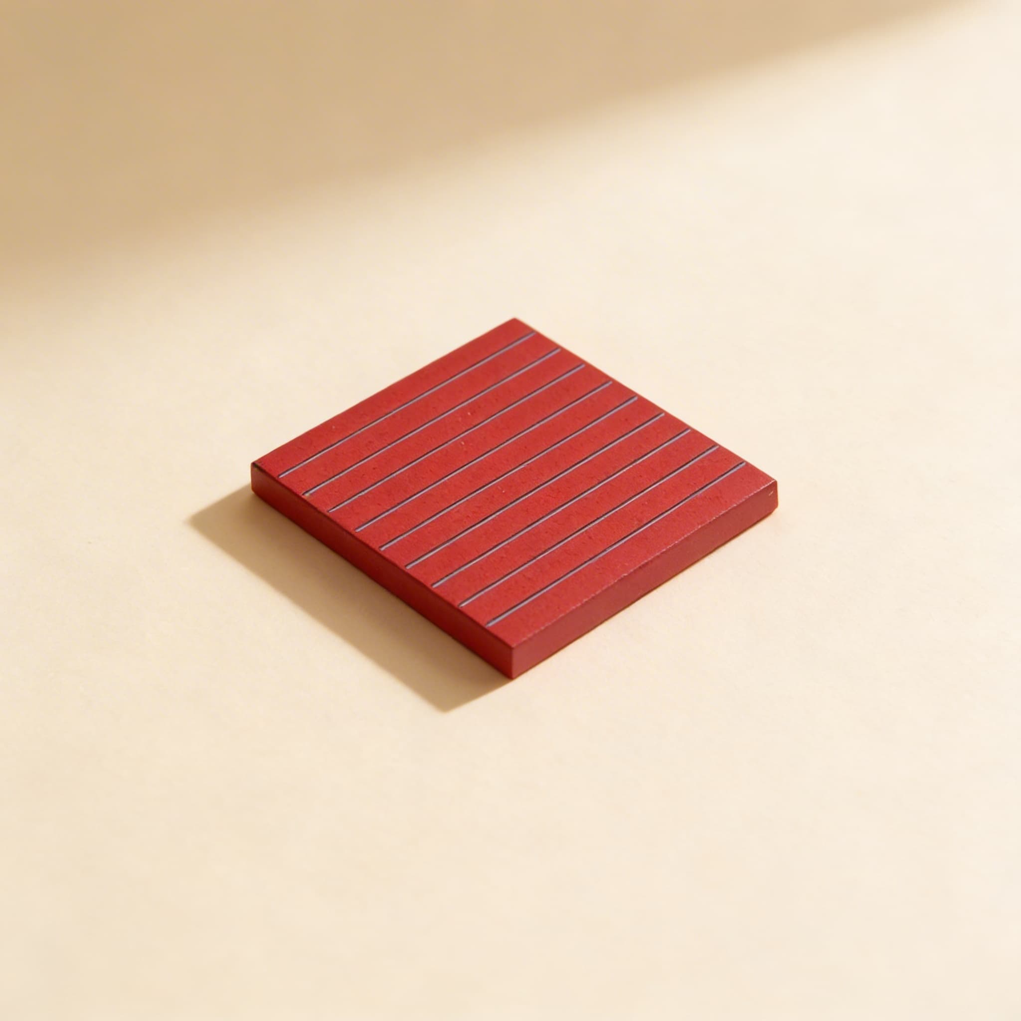 Červená Hierarchická Tabulka — 50×50×5mm Matematická — Boční pohled