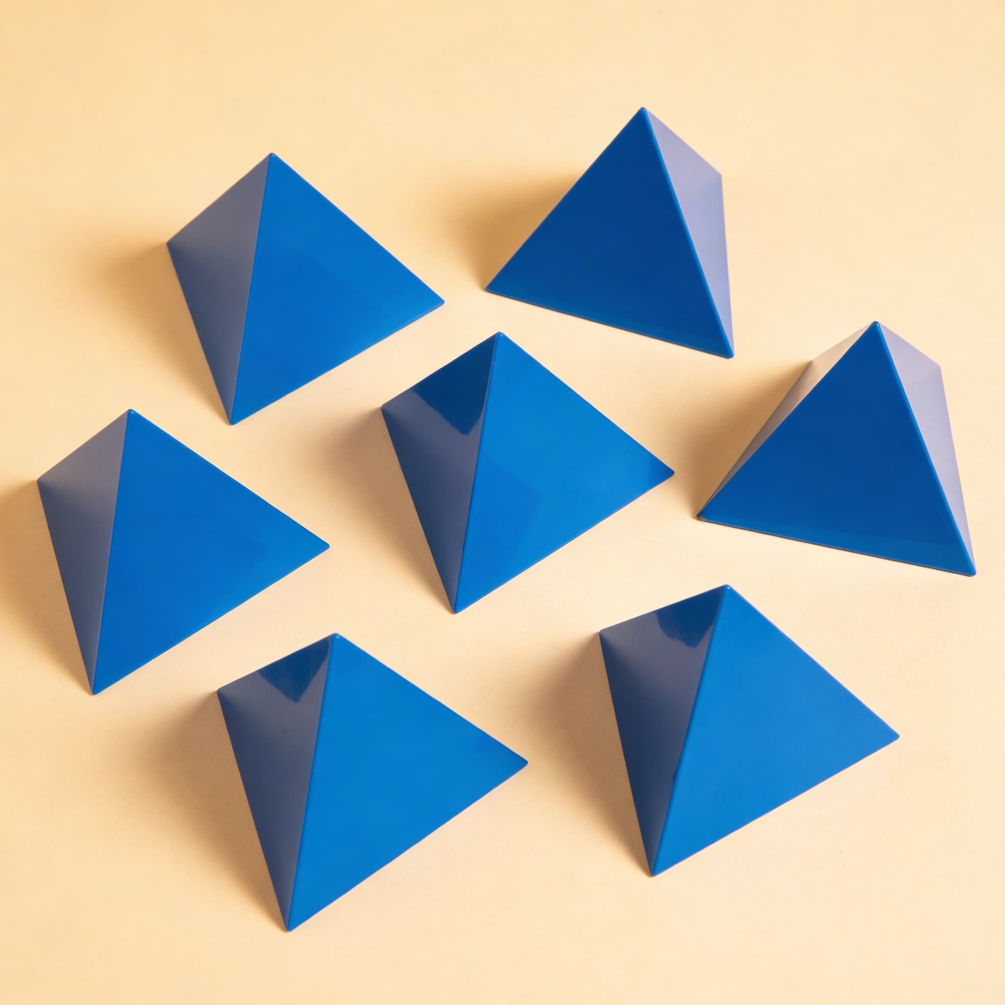 Dreieckiger Prisma — dreiseitiger geometrischer Körper — Seitenansicht