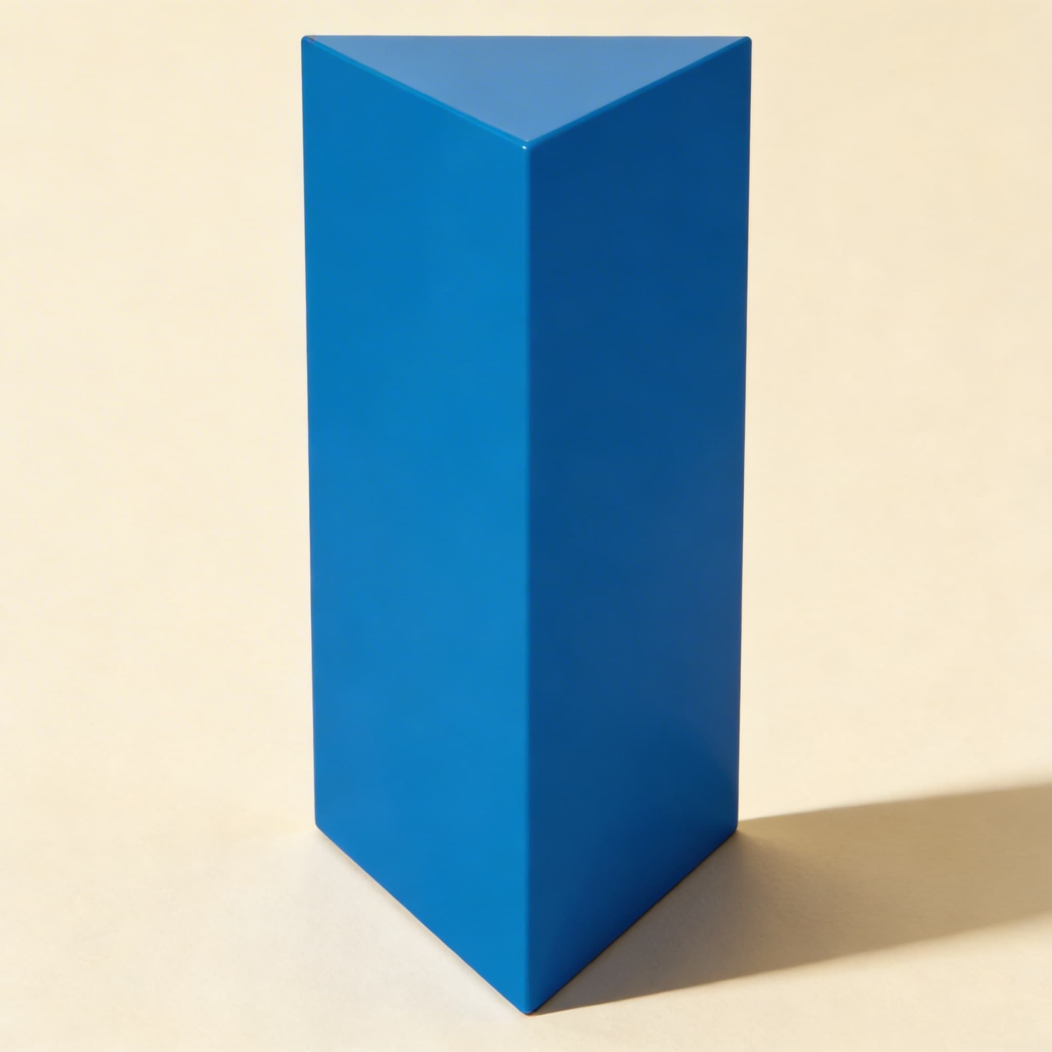 Dreieckiger Prisma — dreiseitiger geometrischer Körper — Katalogansicht