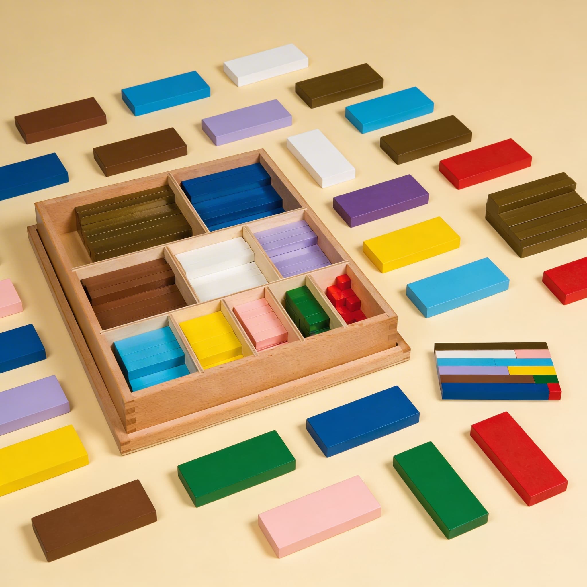 Farbige Zählstäbe — Zehn abgestufte mathematische Holzstäbe — Seitenansicht