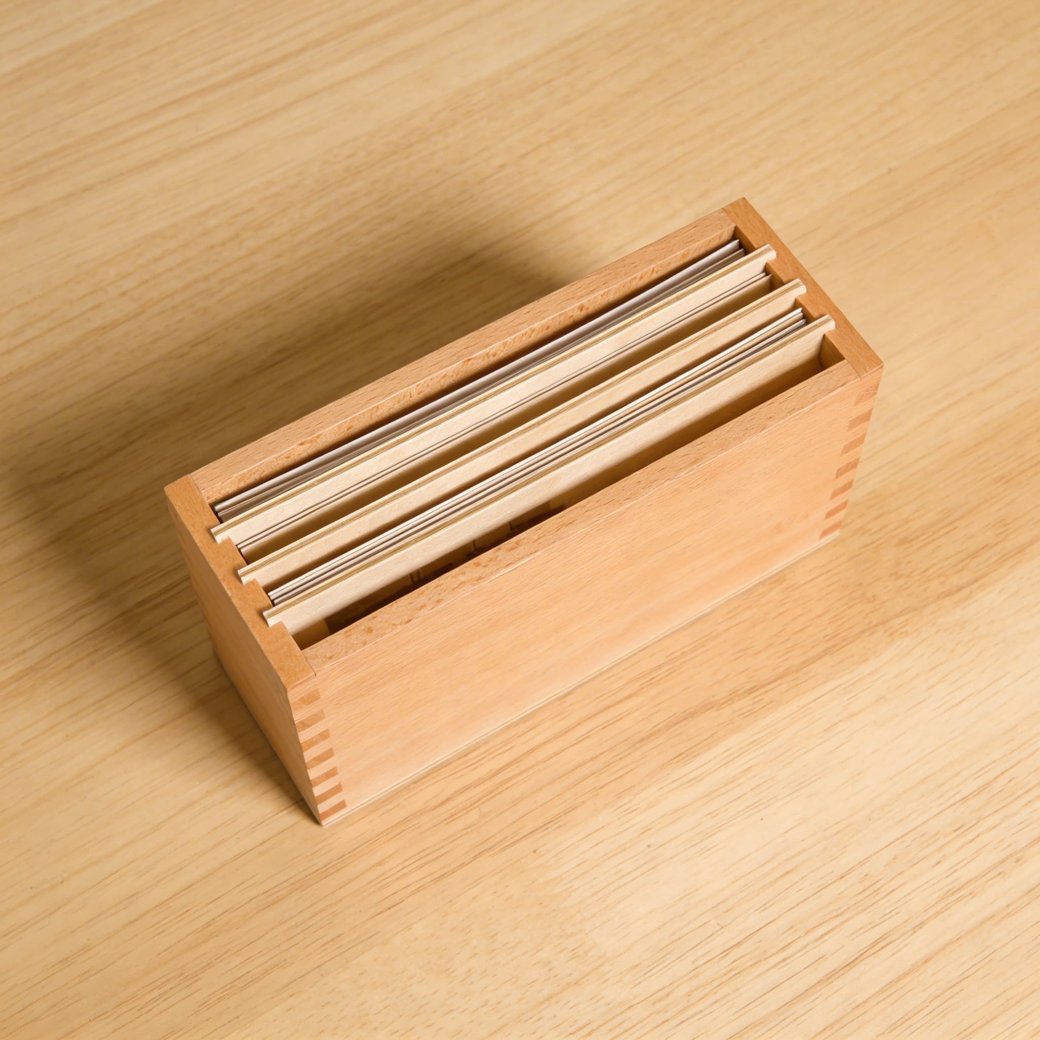 Erste Botanik-Karten-Box — Holzaufbewahrung für Nomenklaturkarten — Seitenansicht