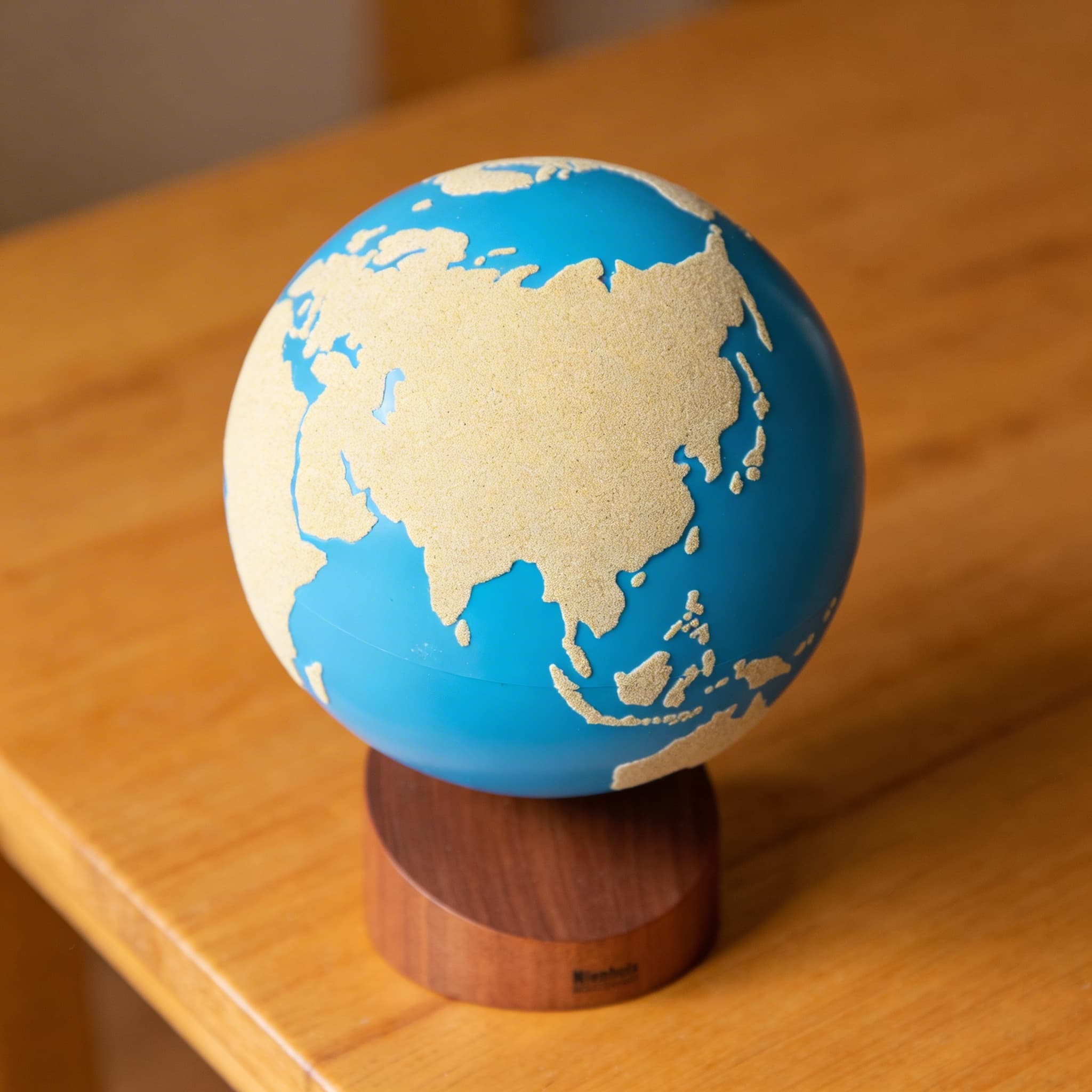 Globus pevniny a vody: Brusný — Detailní pohled