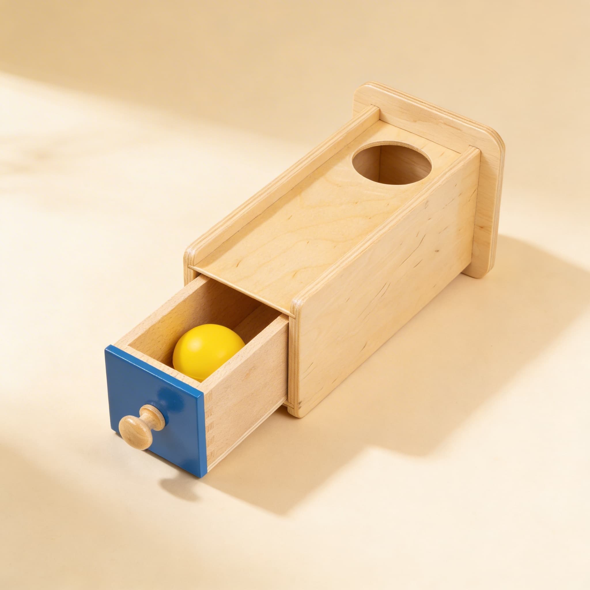 Object Permanence Box — Ballwurf mit Schublade — Seitenansicht