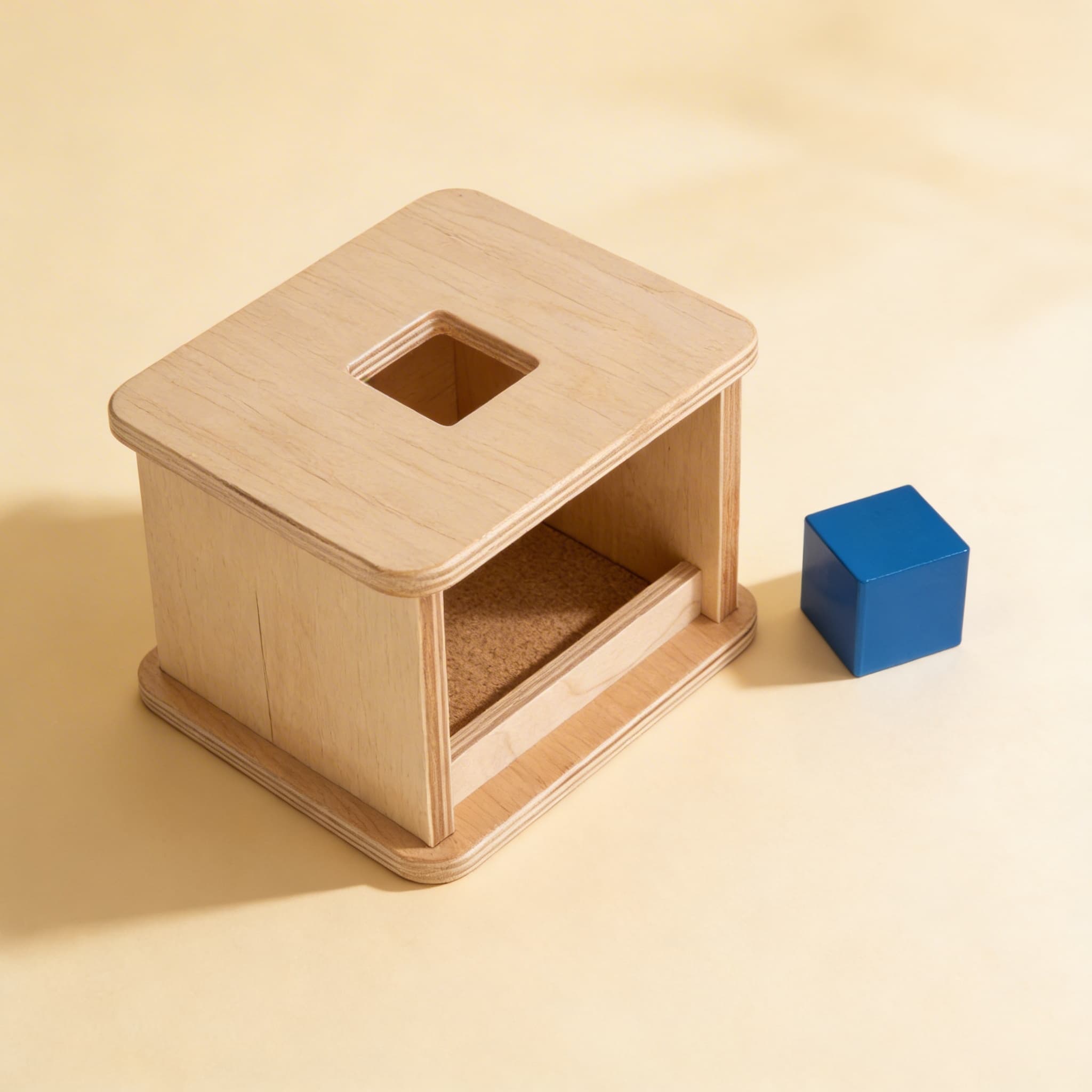 Imbucare box s kockou — Trvalosť objektu a štvorcový tvar — Bočný pohľad