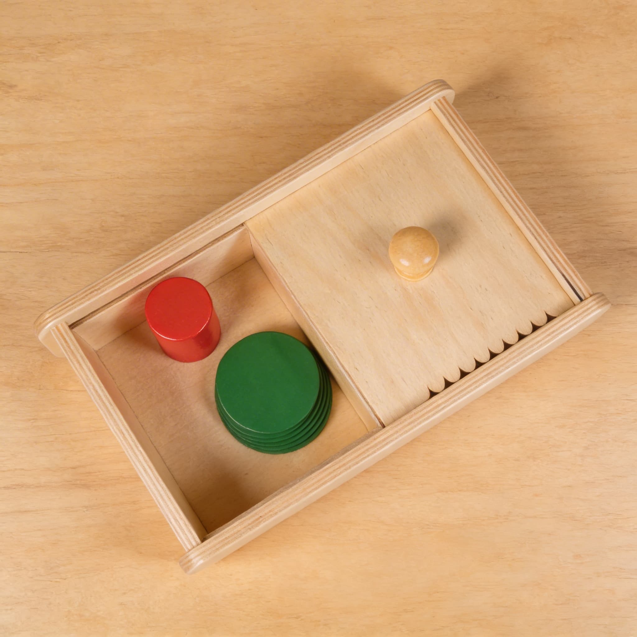 Box mit Schiebebeckel — Objektpermanenz & Feinmotorik — Seitenansicht