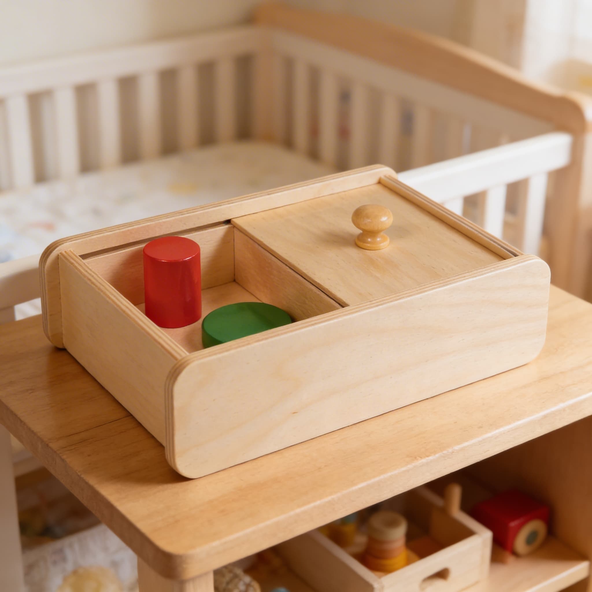 Box mit Schiebebeckel — Objektpermanenz & Feinmotorik — Detailansicht