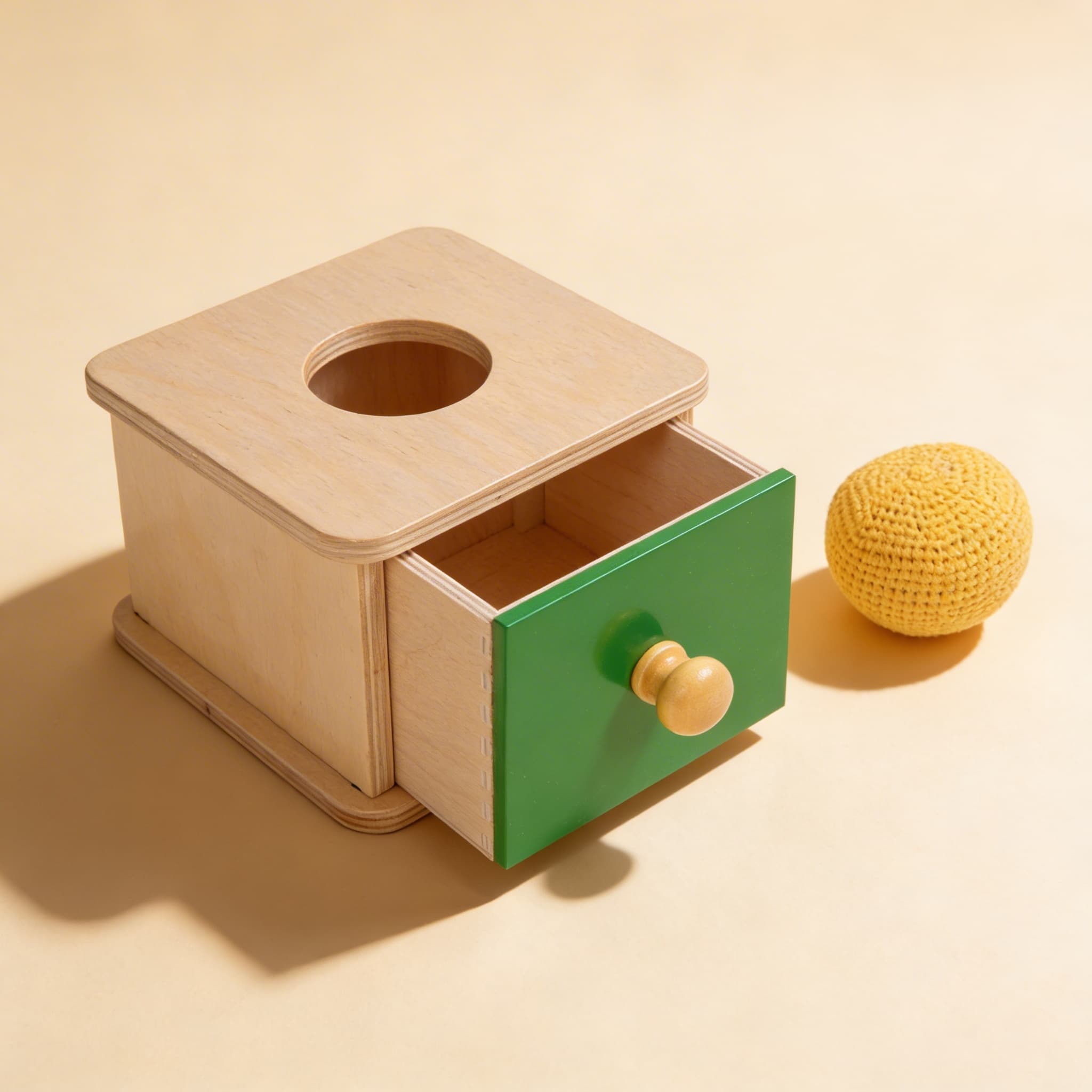 Imbucare-Box — weicher Strickball für sanfte Objektpermanenz — Seitenansicht