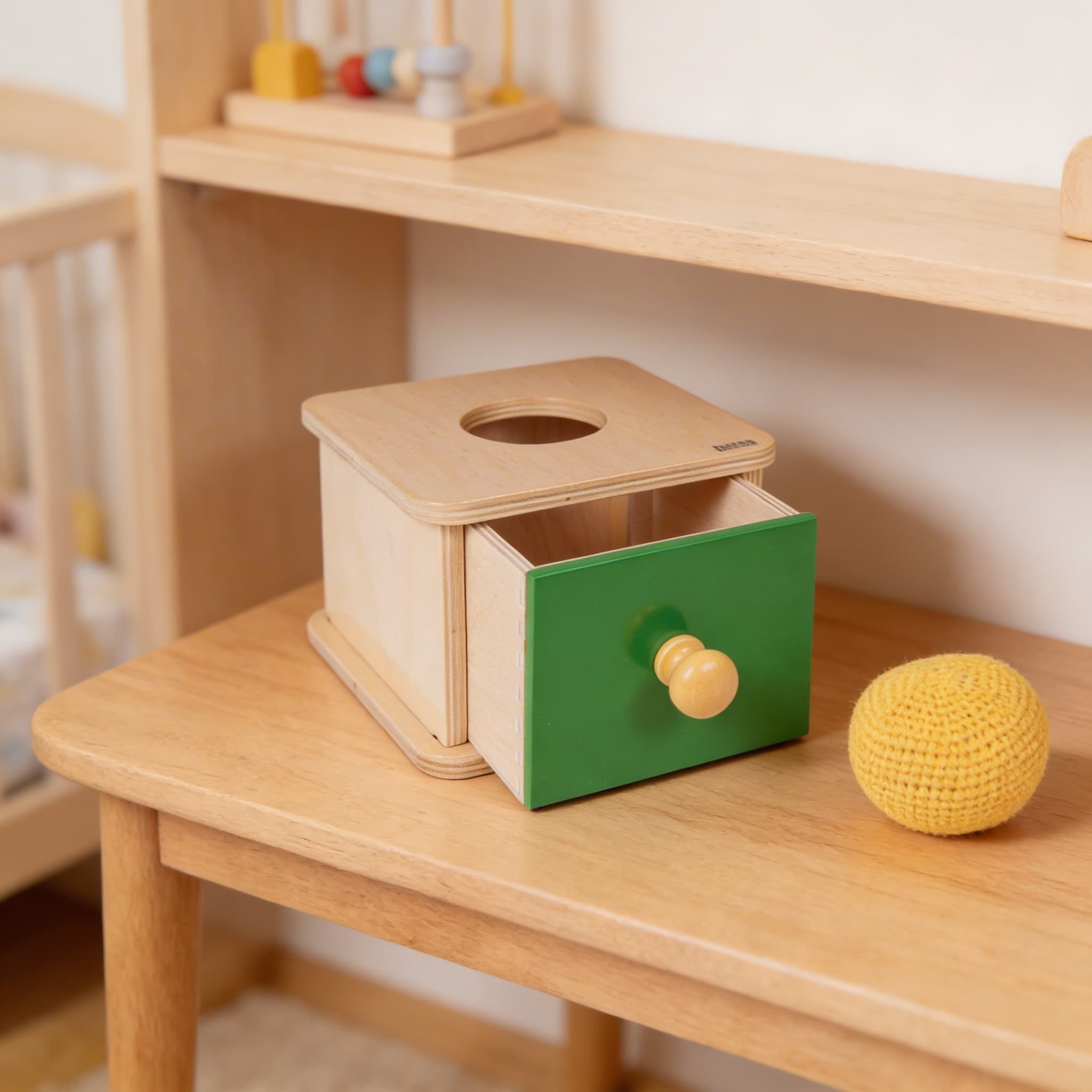 Imbucare-Box — weicher Strickball für sanfte Objektpermanenz — Detailansicht