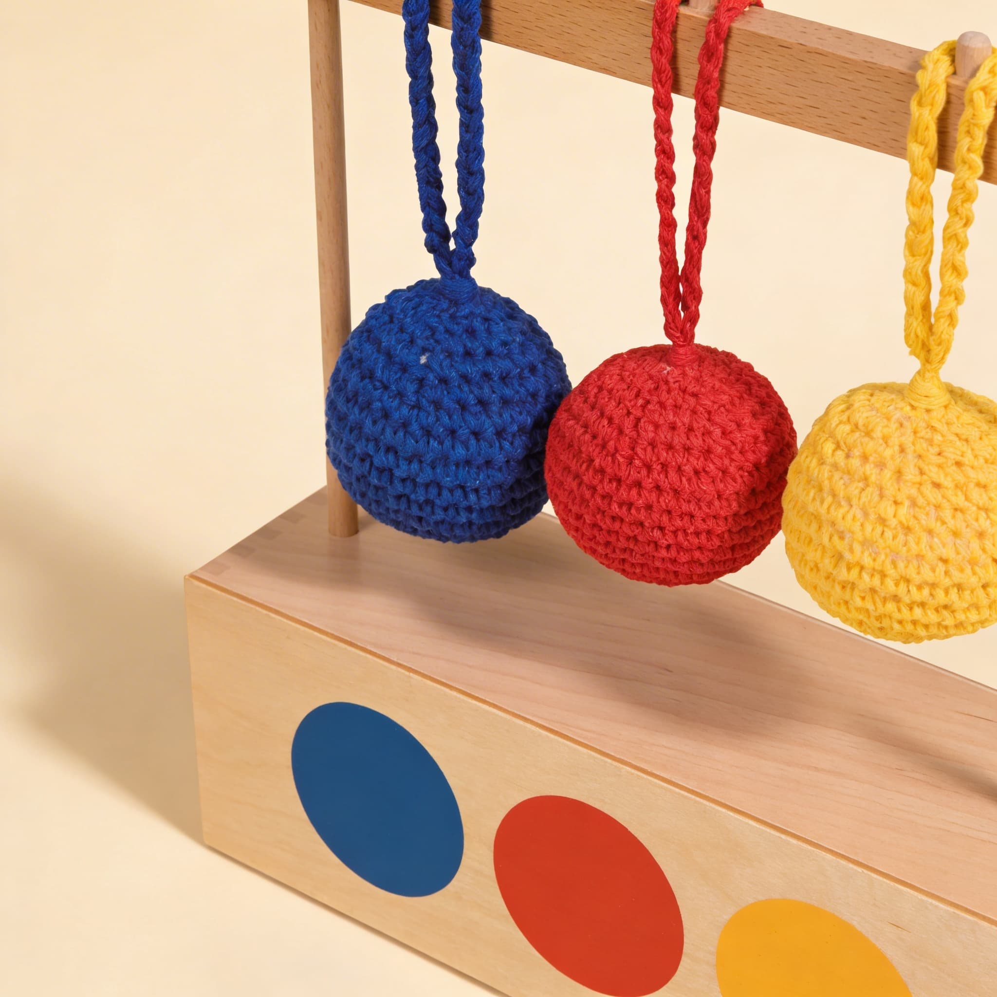 Imbucare Box — 3 farbige Strickbälle für Formenzuordnung — Seitenansicht