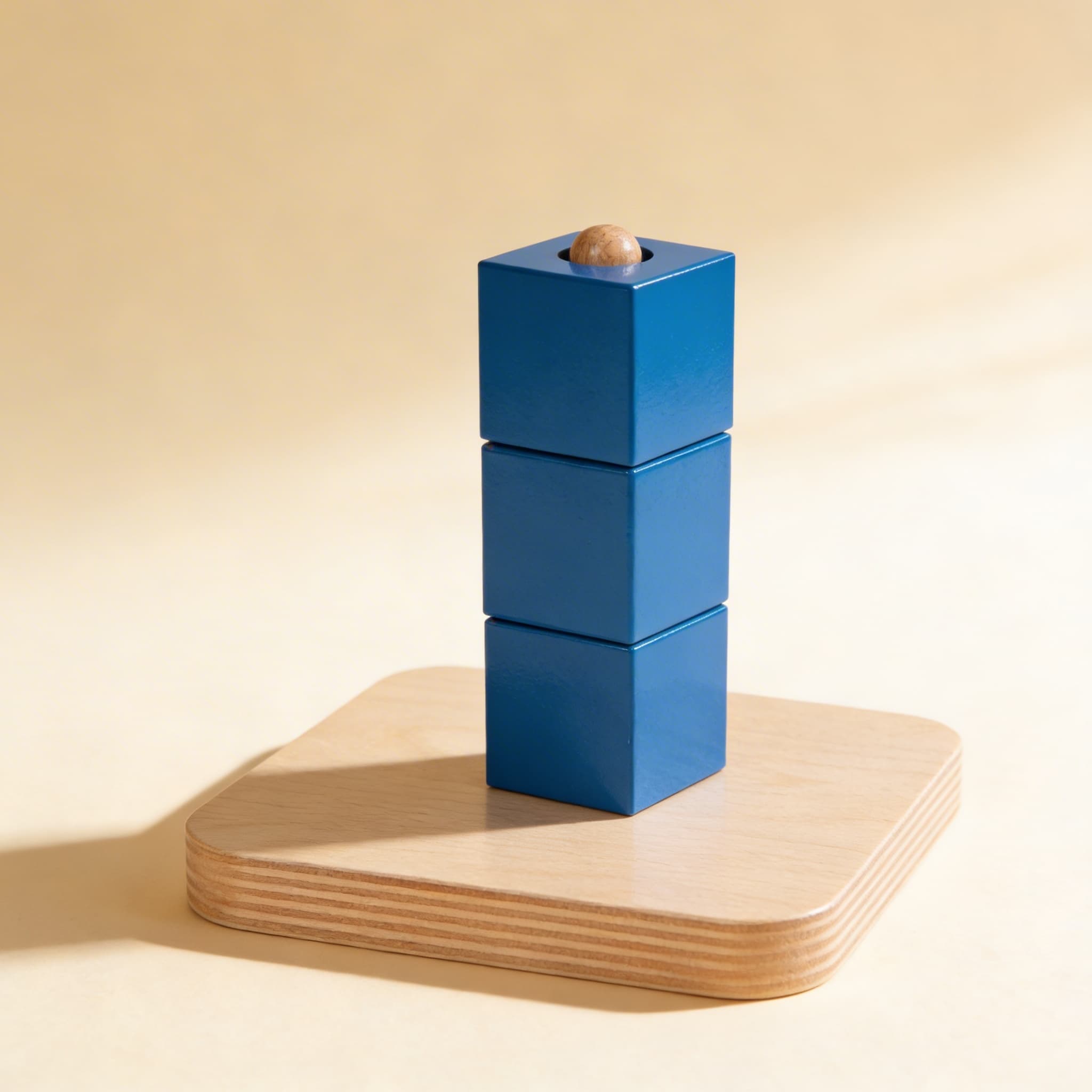 Würfel-Stapelstab — Drei blaue Würfel mit Holzkugel — Seitenansicht