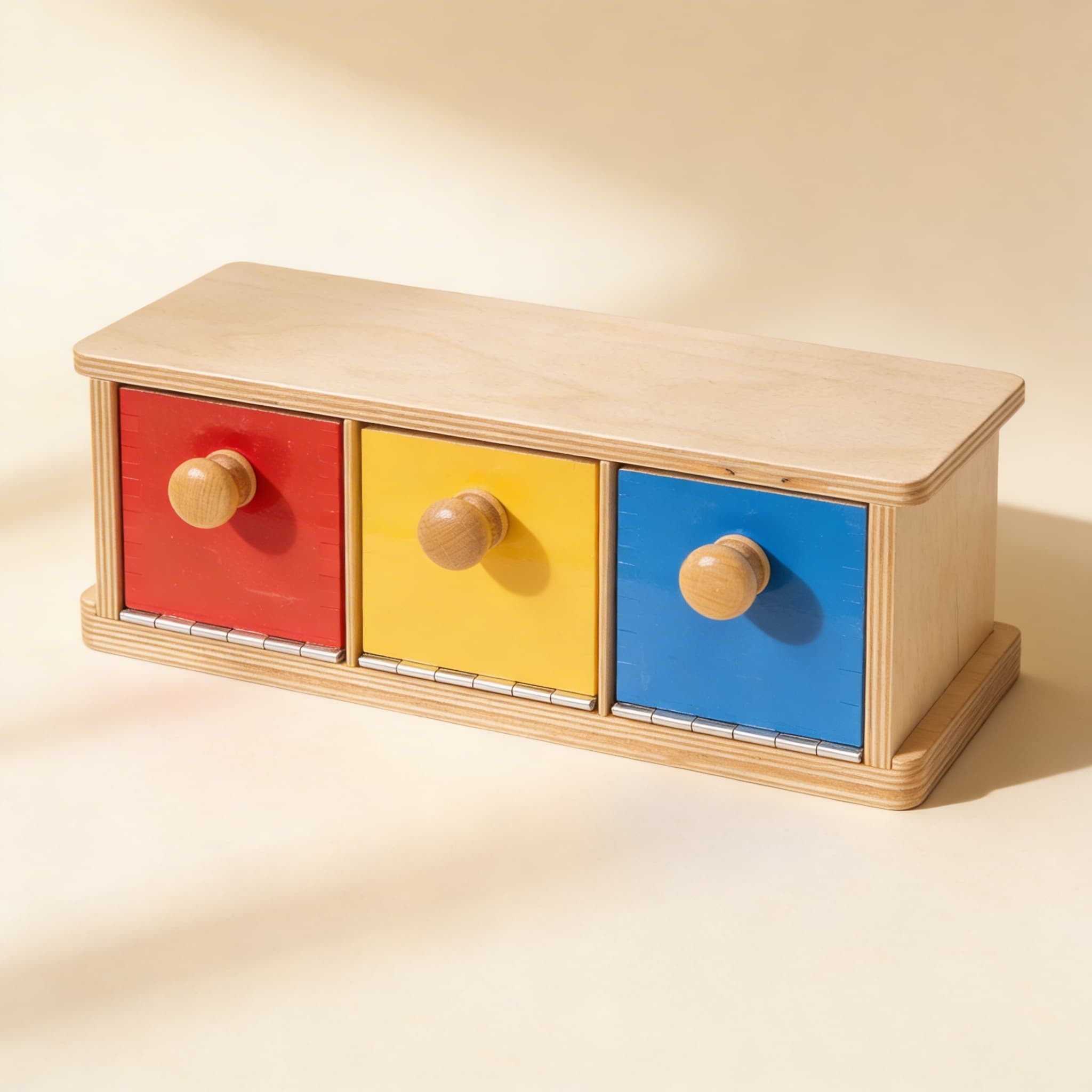 Box mit Fächern — Drei Farbige Fächer für Sortieraktivitäten — Seitenansicht