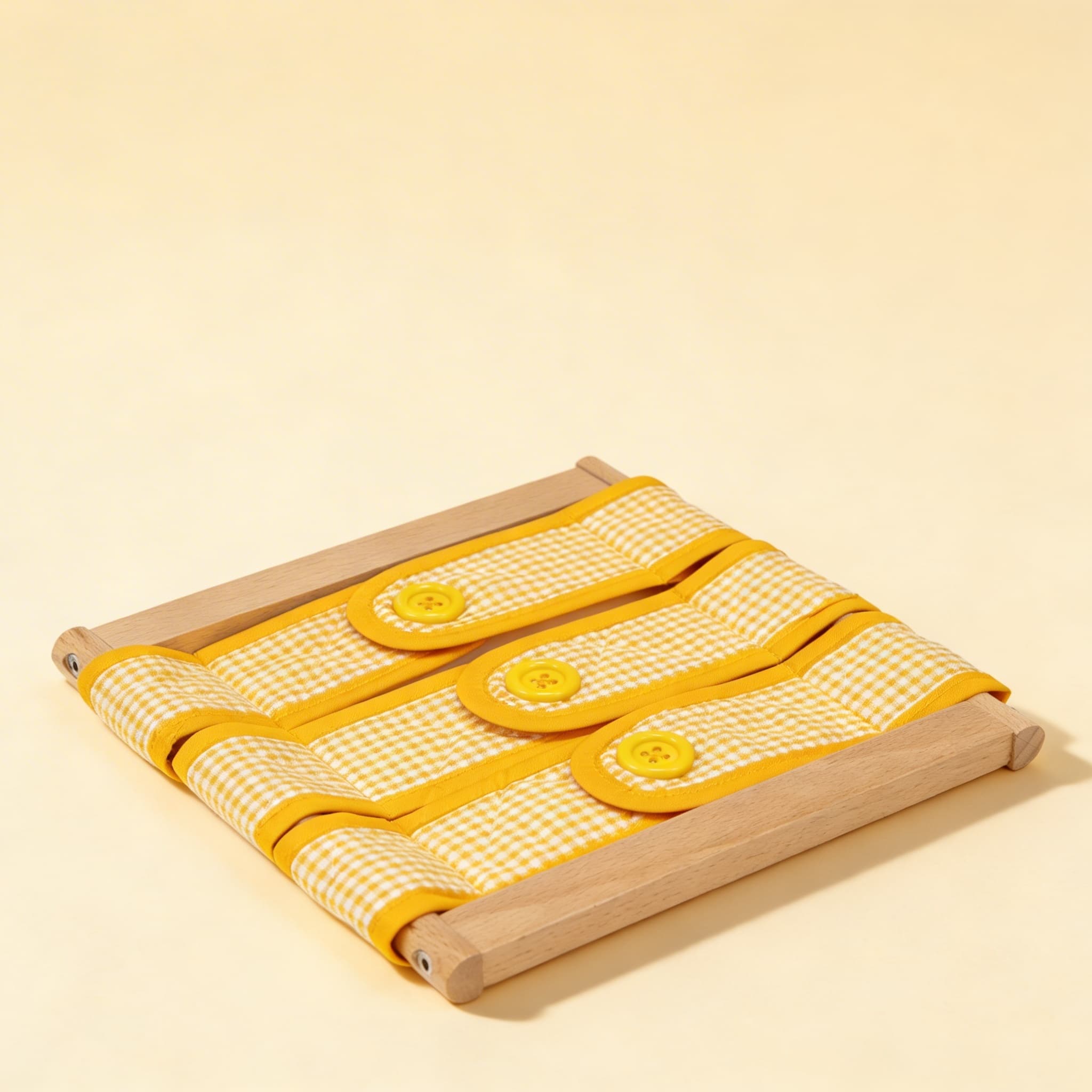 Ankleidungsrahmen: 3 Knöpfe — Gelb-karierte Feinmotorikübung — Katalogansicht