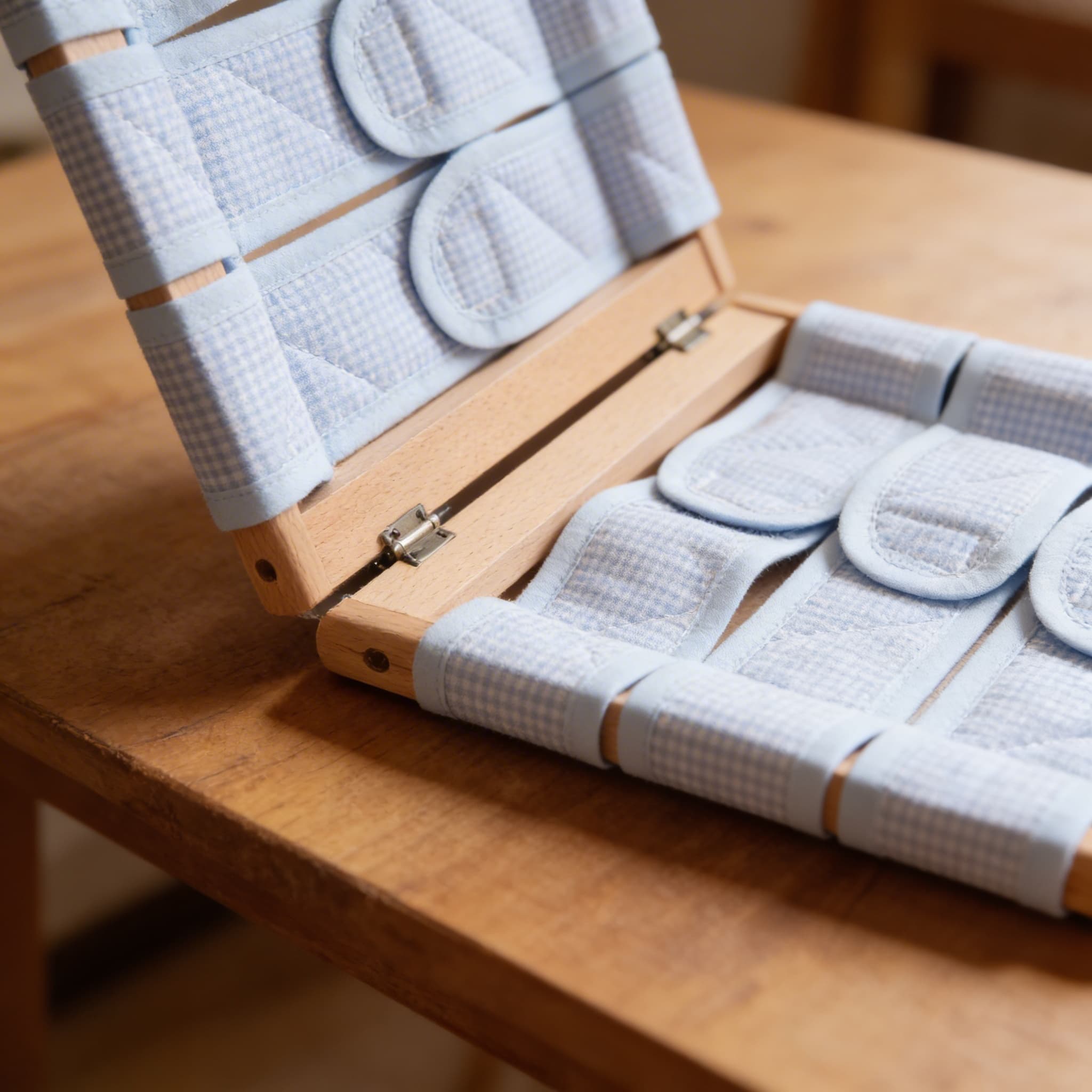 Ankleidungsrahmen: Klettverschluss — Öffnungs- und Verschlusspraxis — Detailansicht