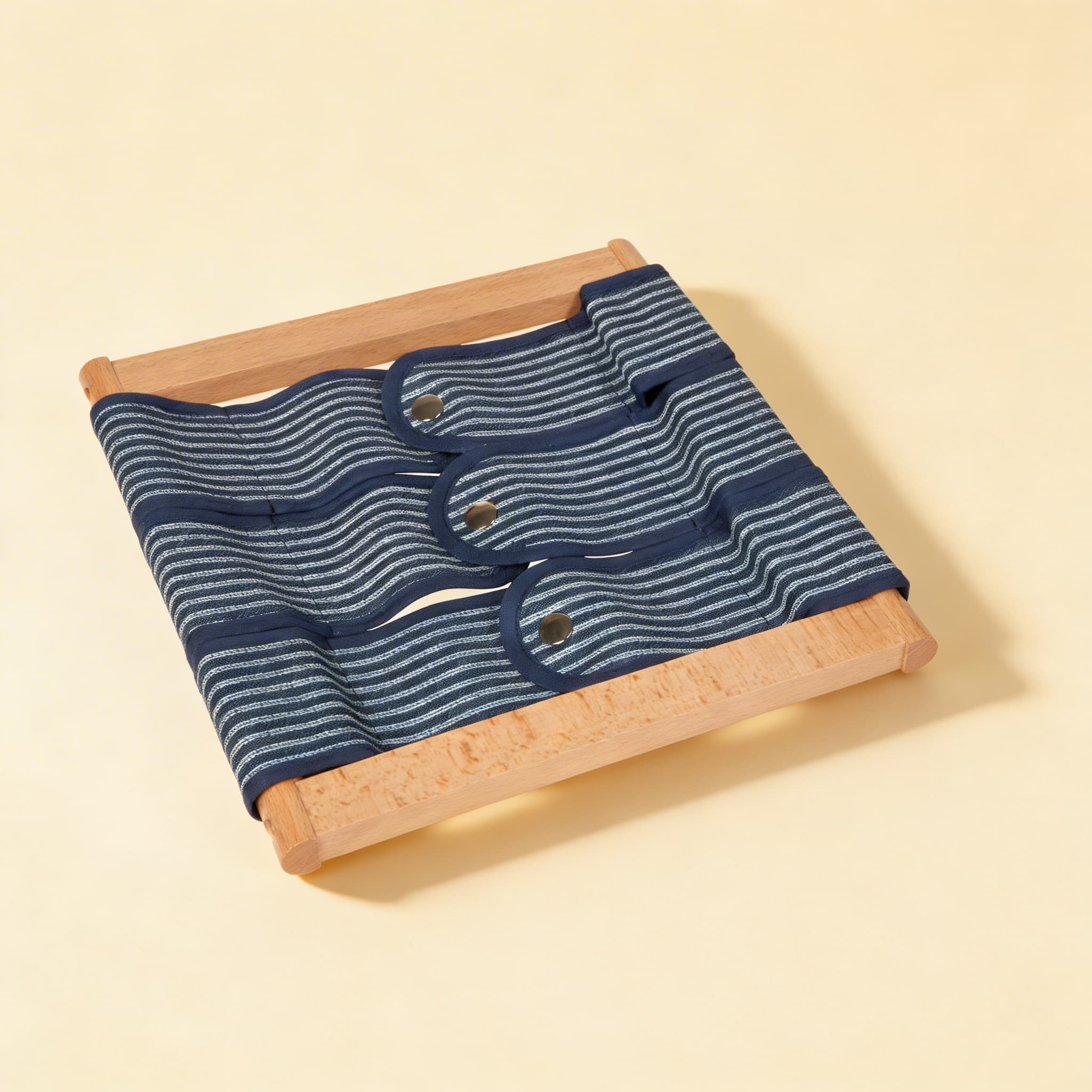 Ankleidungsrahmen: Druckknöpfe — Feinmotorik mit Druckverschluss — Katalogansicht