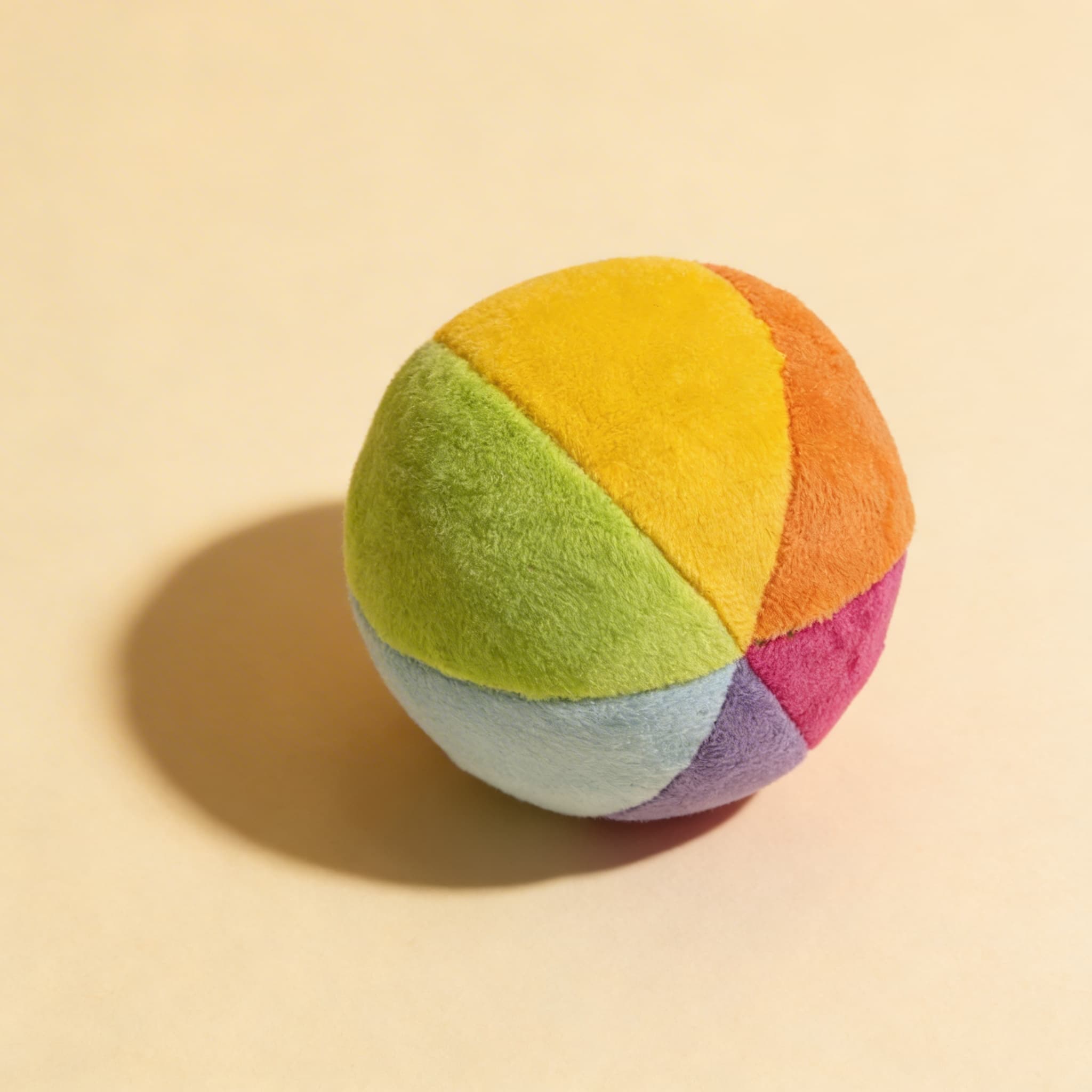 Weicher Sensorikball — Strukturierte Stoffe mit Rassel für Säuglinge — Seitenansicht