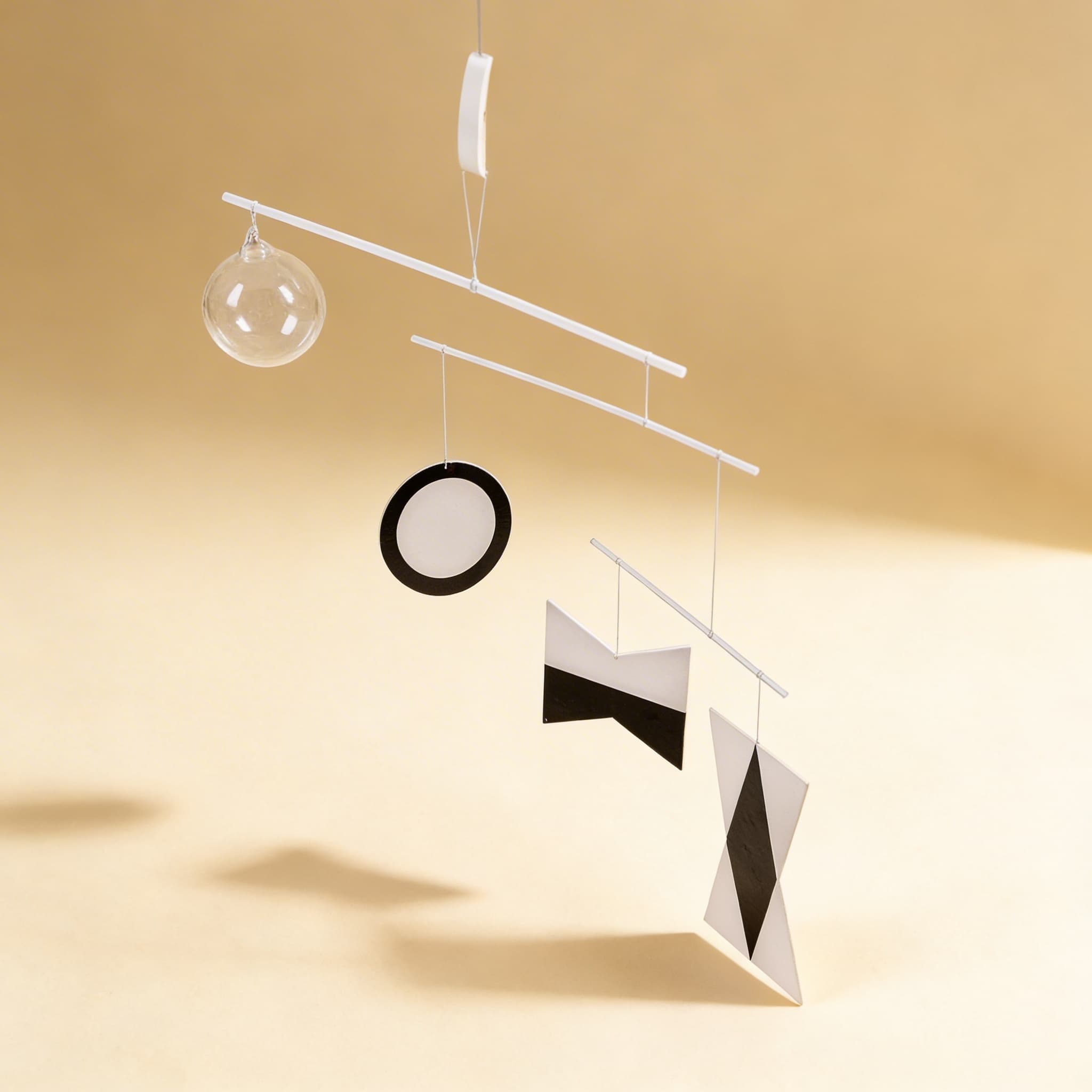 Munari-Mobile — Erstes visuelles Mobile mit schwarz-weißen Formen — Seitenansicht