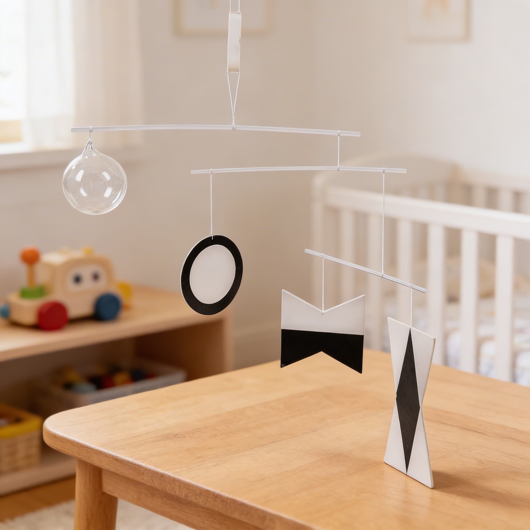 Munari-Mobile — Erstes visuelles Mobile mit schwarz-weißen Formen — Detailansicht