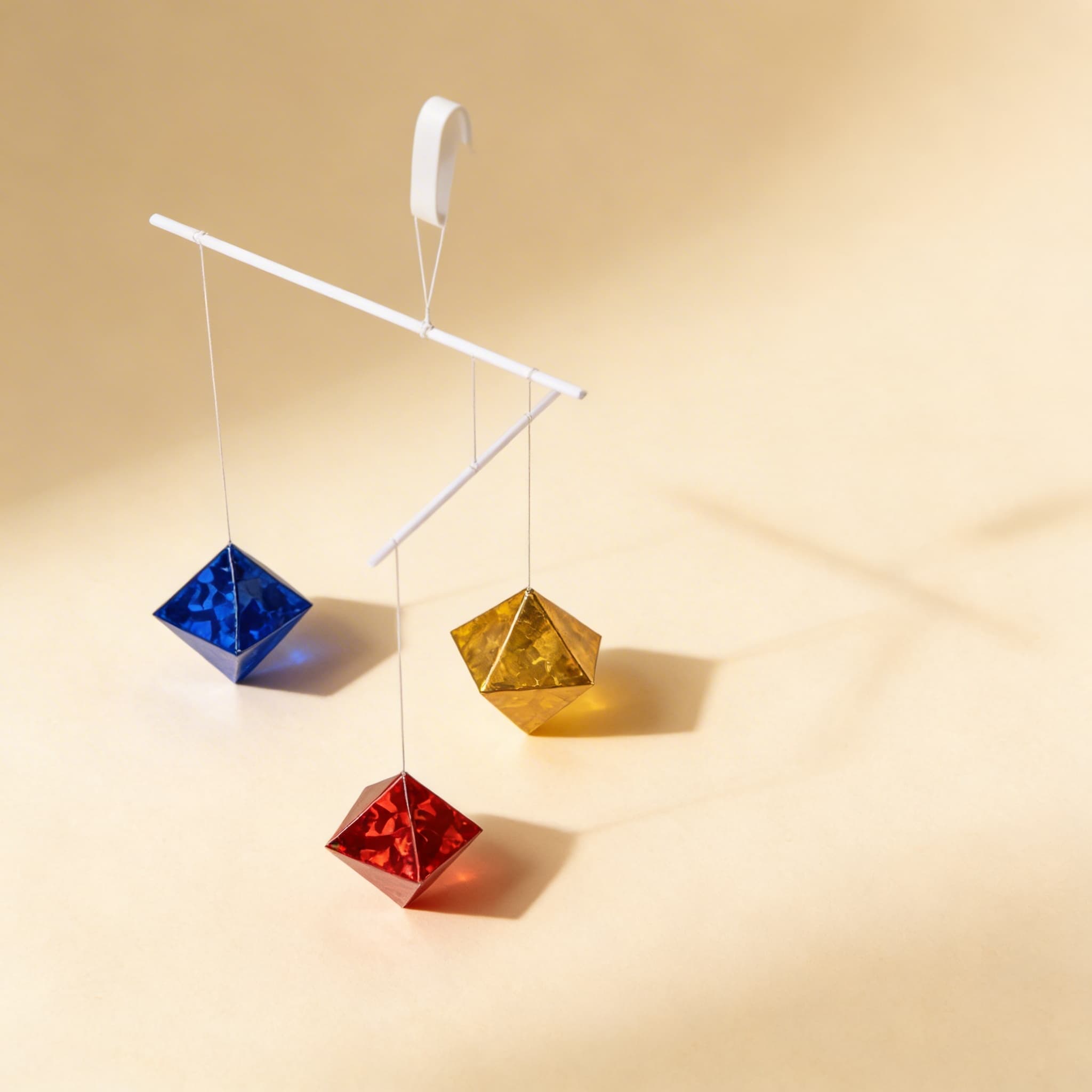 Mobilka s oktaedry — geometrické krystalové tvary pro vizuální vývoj — Boční pohled