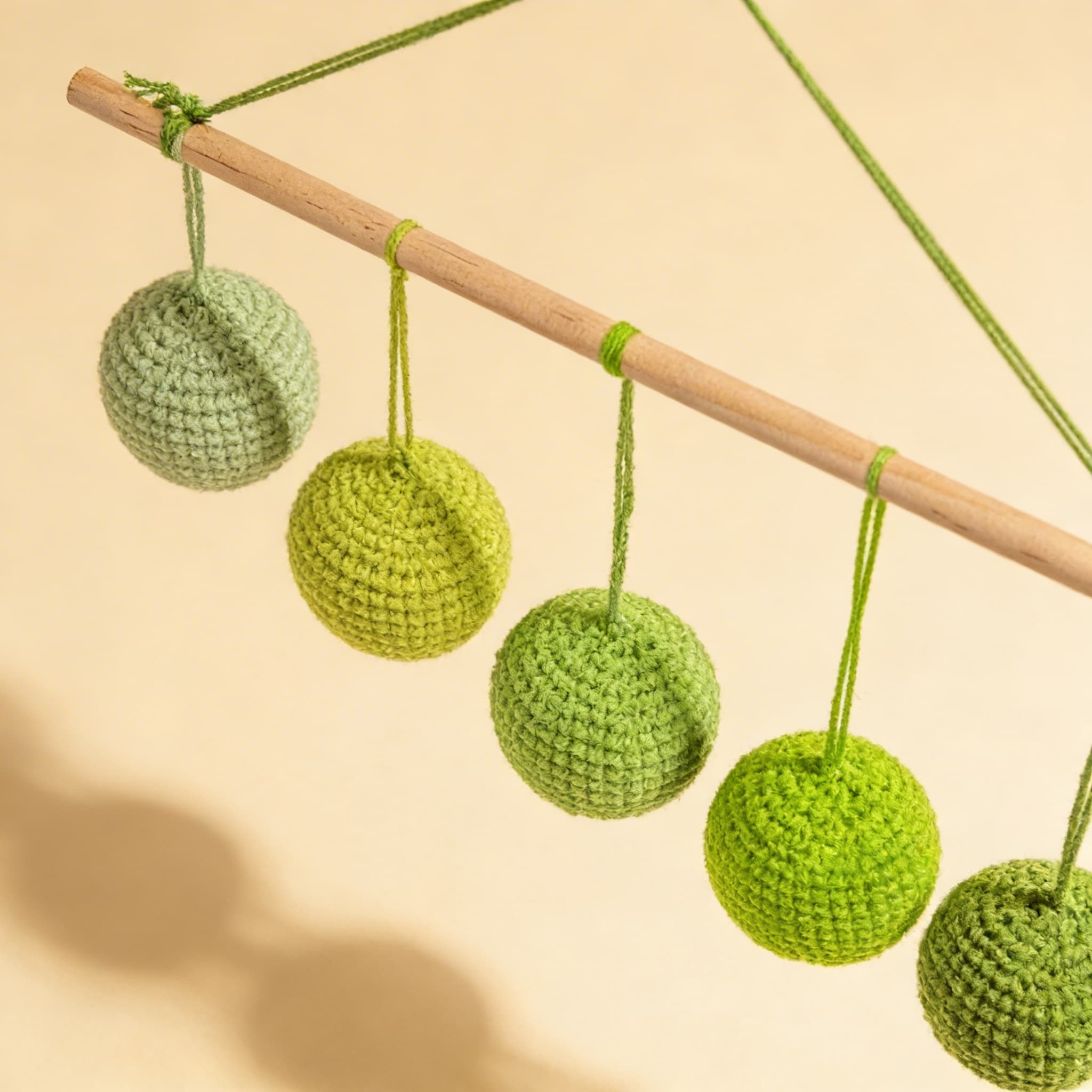 Gobbi-Mobile — Fünf Farbverlauf-Kugeln für Blickverfolgung — Seitenansicht