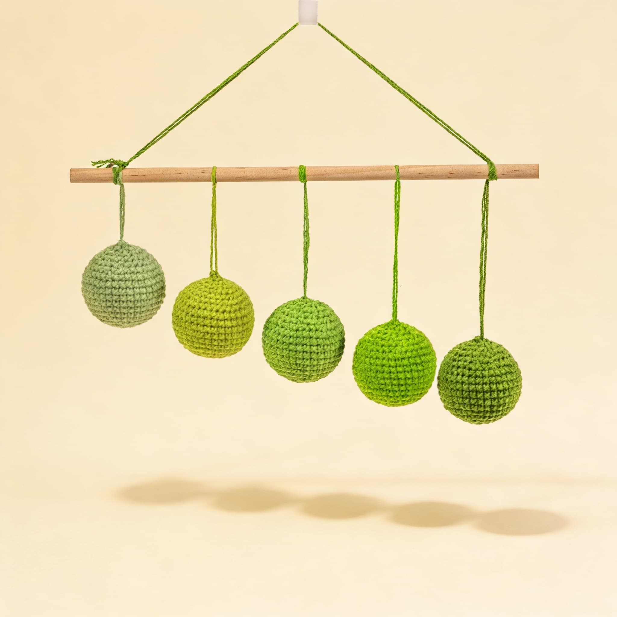 Gobbi Mobile — Five Gradient Spheres for Visual Tracking Skills