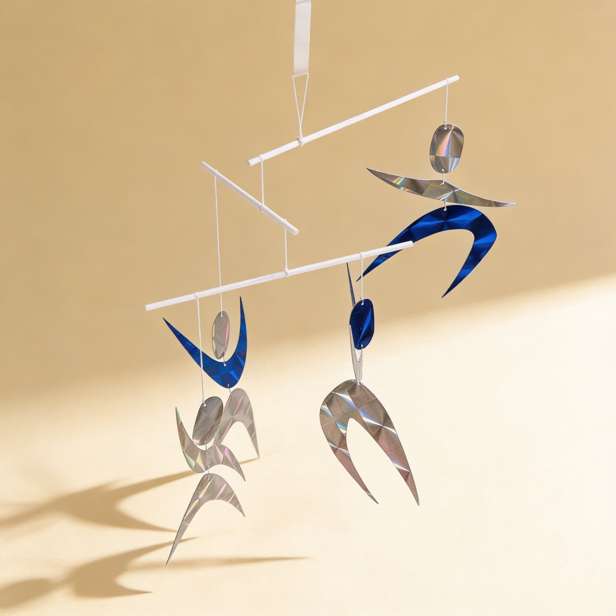 Mobilka s tanečníky — skleněné figurky vytvářející duhové odrazy — Boční pohled