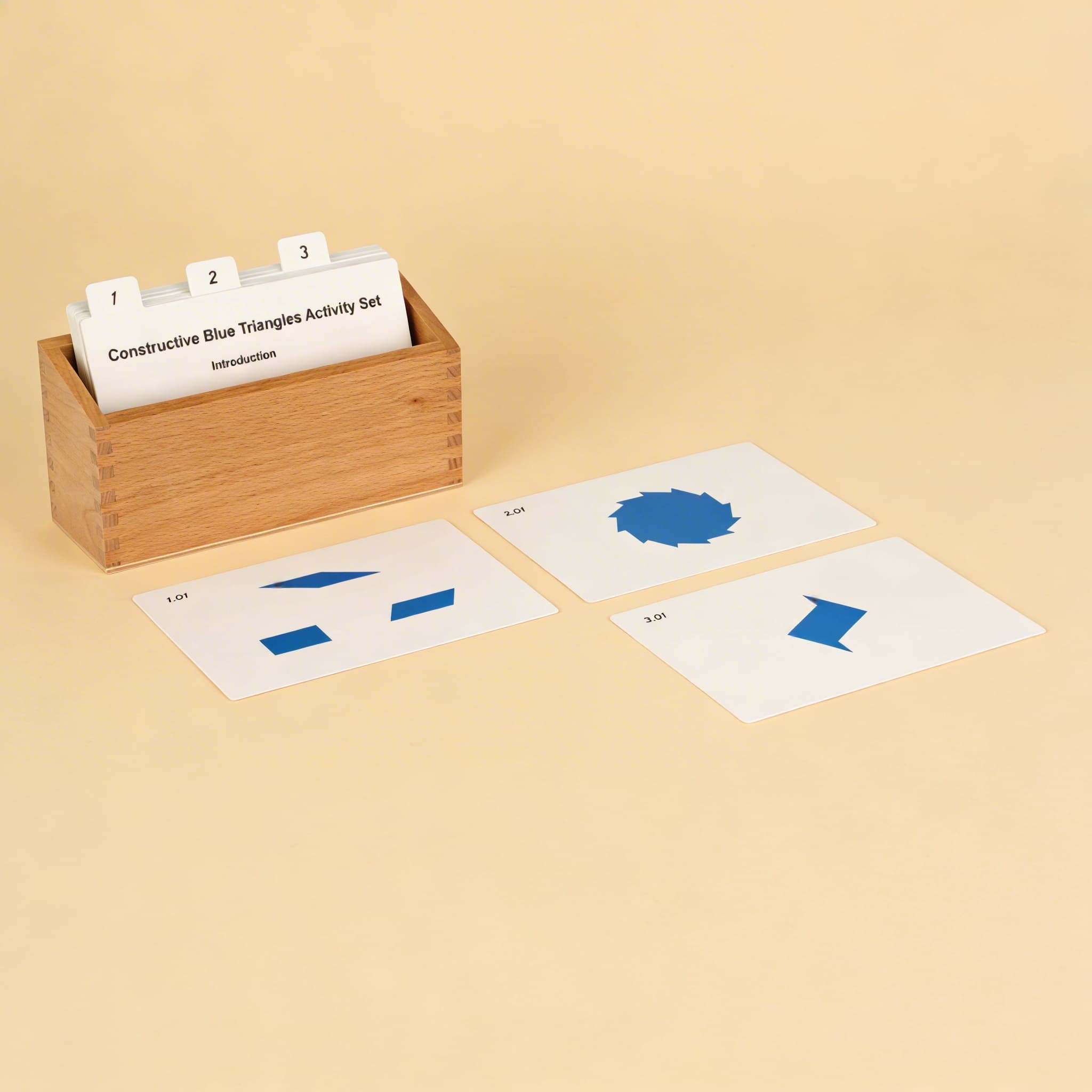 Aktivitätsset mit 12 identischen blauen Dreiecken — Seitenansicht