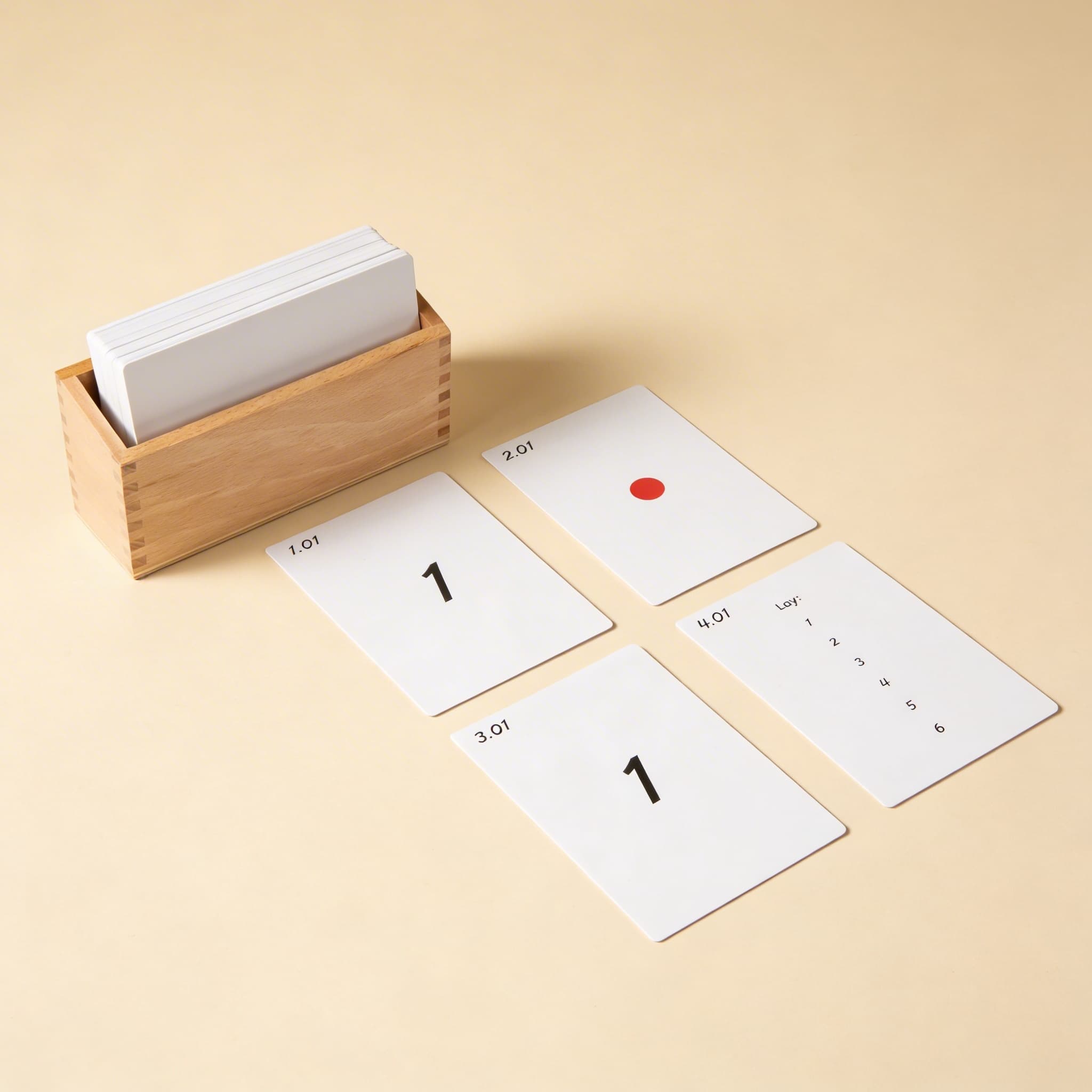 Sada aktivit s vyřezávanými číslicemi a počítadly — Boční pohled