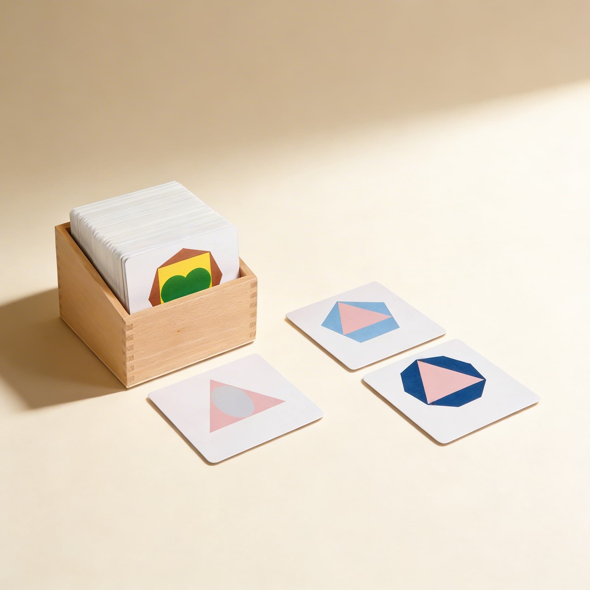 Box mit großen Zahlenkarten — Visuelle Zahlenerkennung & Geometrie — Seitenansicht