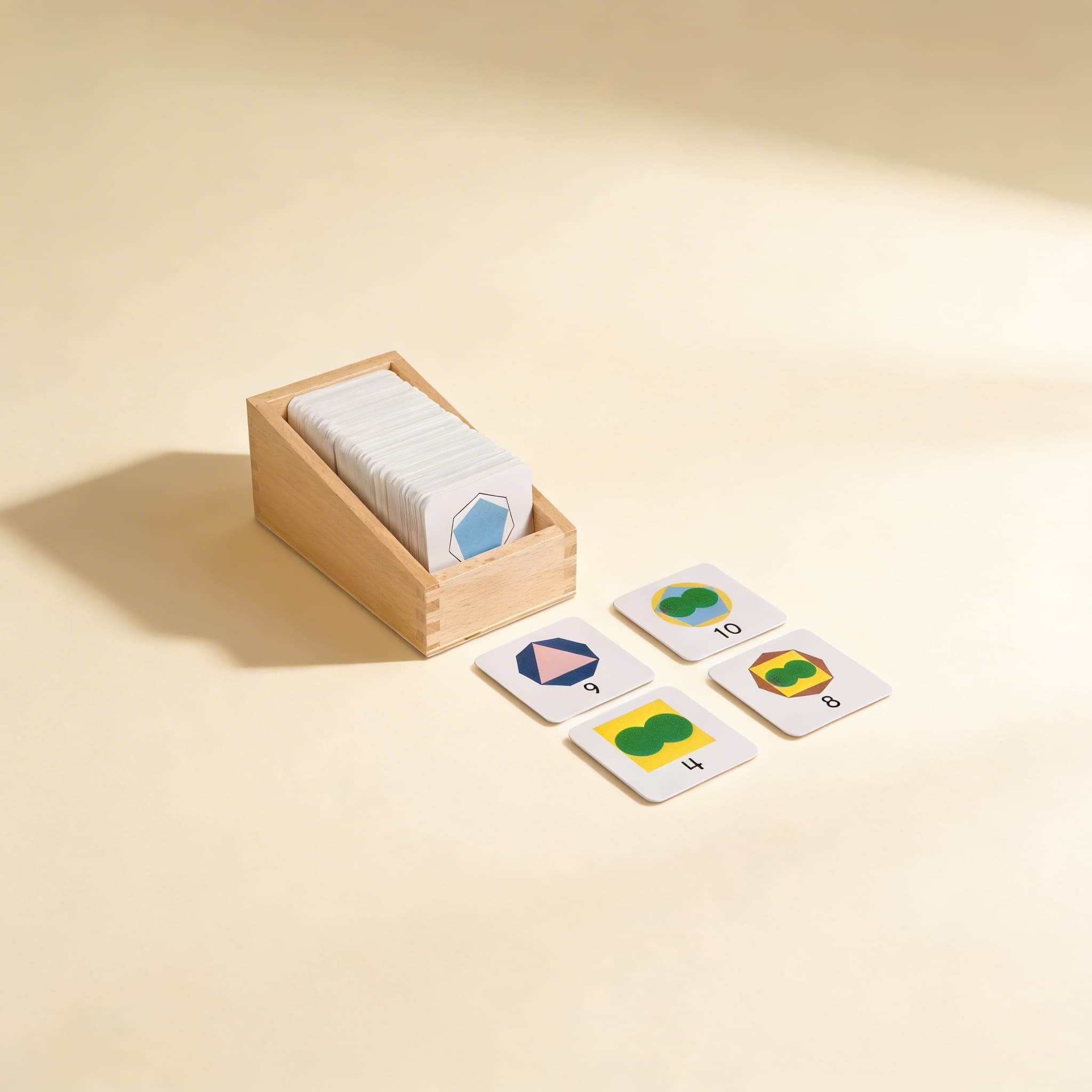 Zahlenkarten-Box — kleine Ziffern mit geometrischen Formen — Seitenansicht