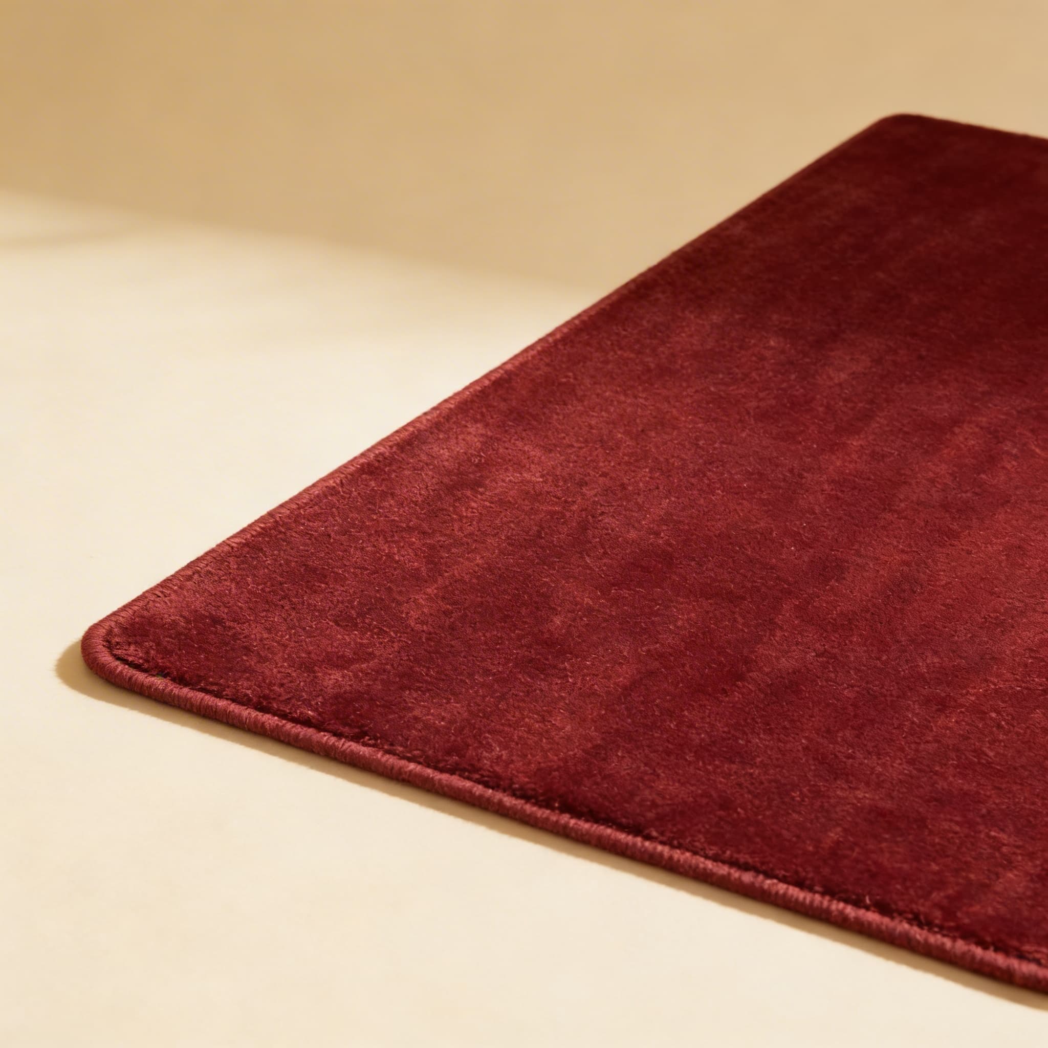 Burgunderroter Teppich — Seitenansicht