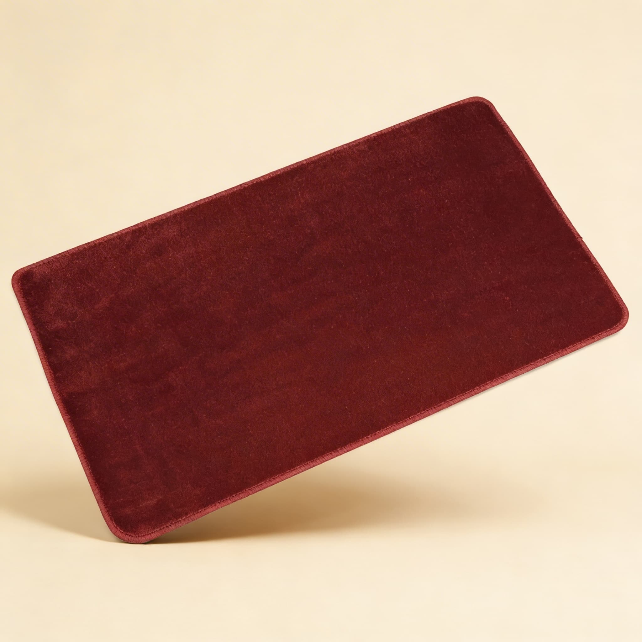 Burgunderroter Teppich — Katalogansicht