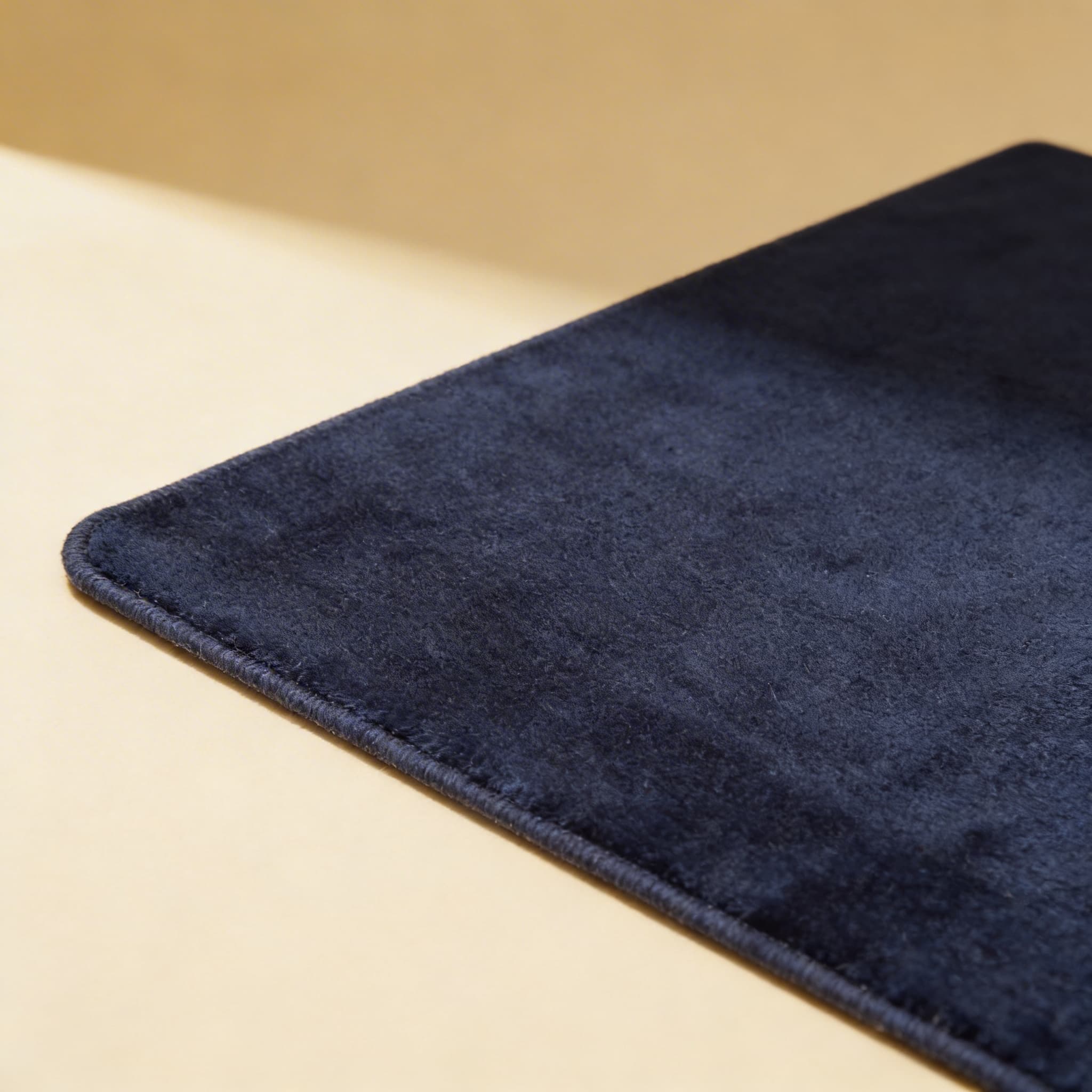 Dunkelblauer Teppich — Seitenansicht