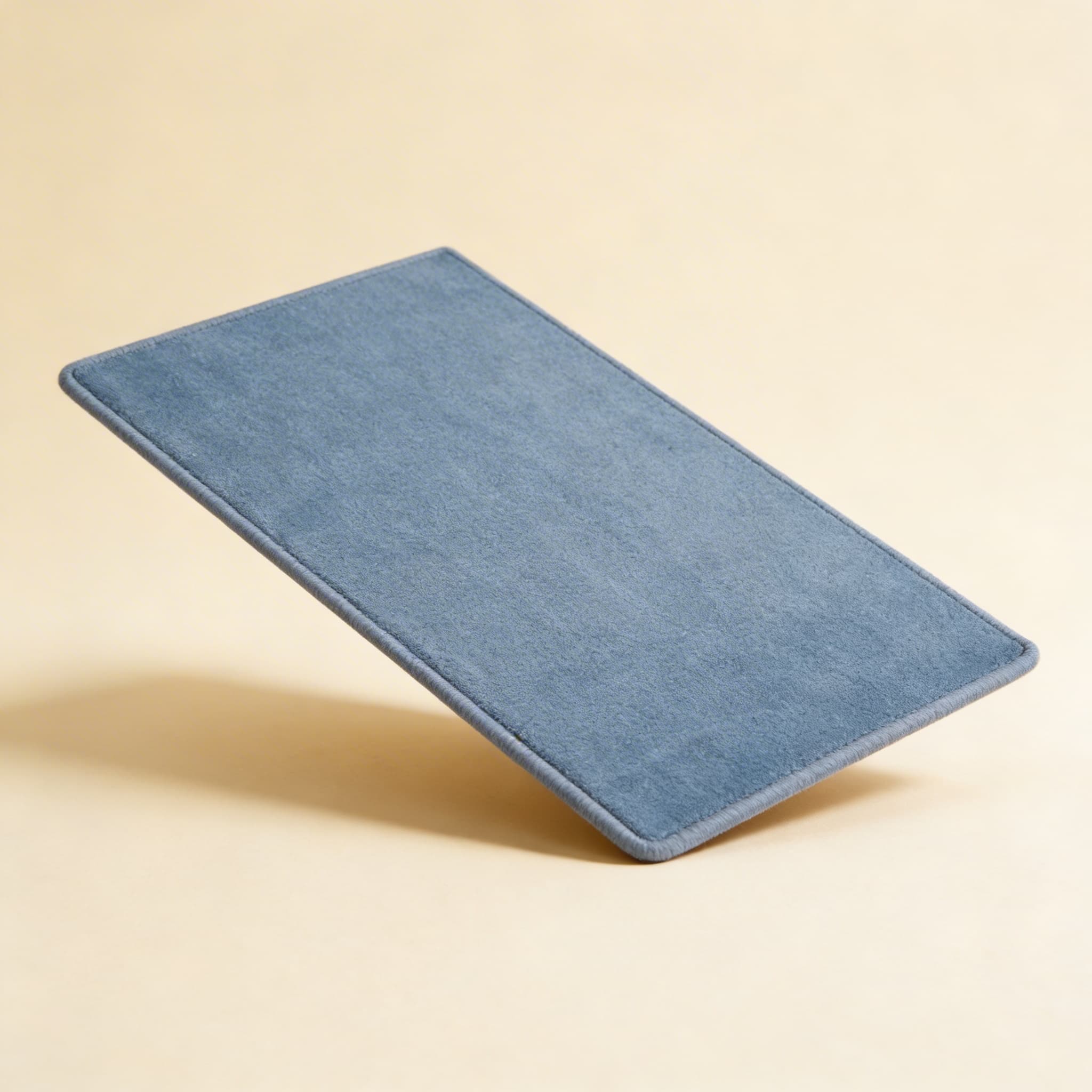 Hellblauer Teppich — Seitenansicht