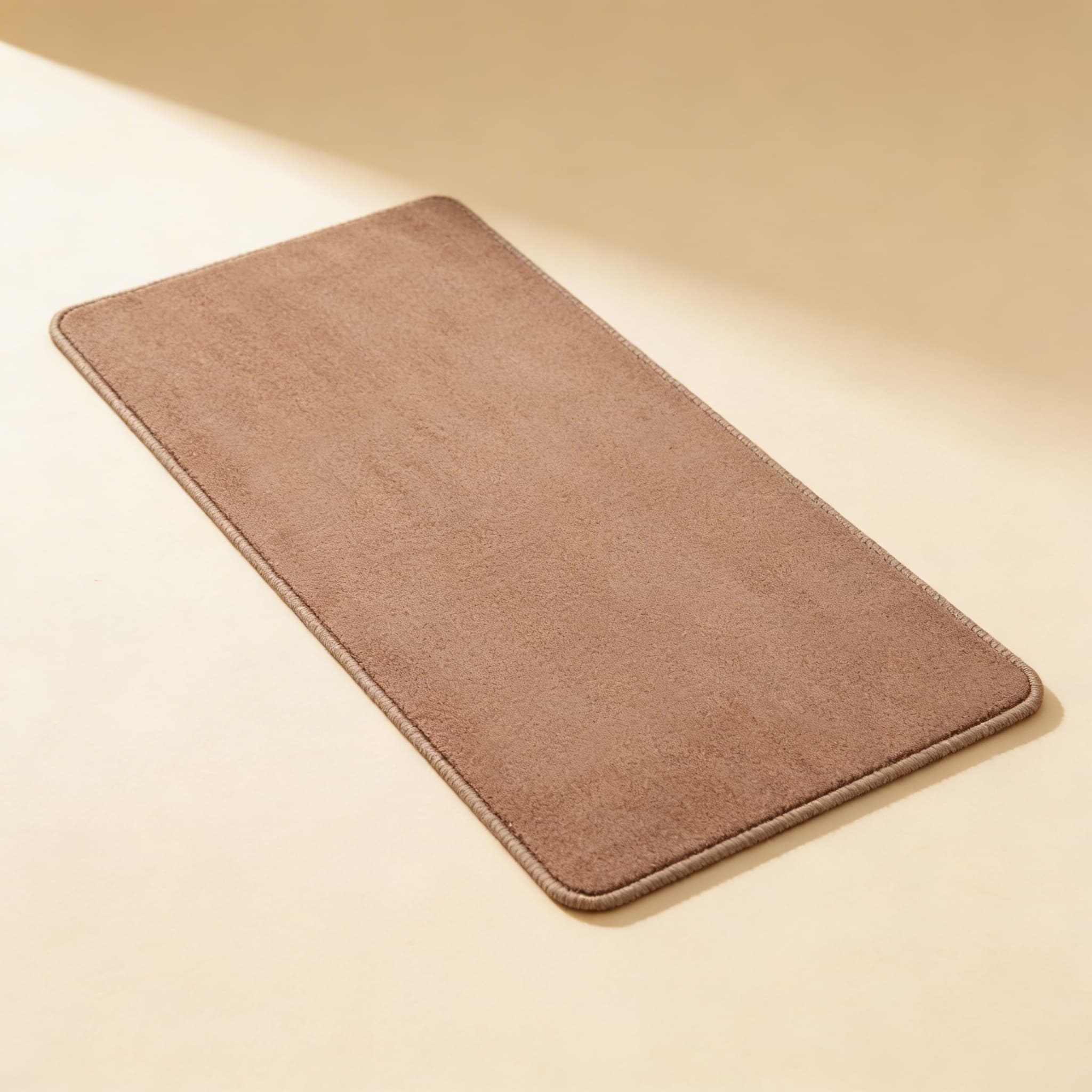 Warmbeiger Teppich — Seitenansicht