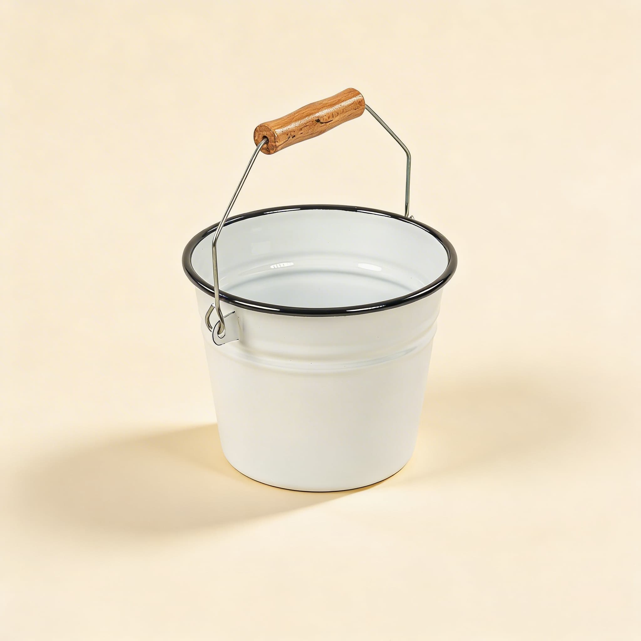 Emaille-Eimer — Praktisches Leben