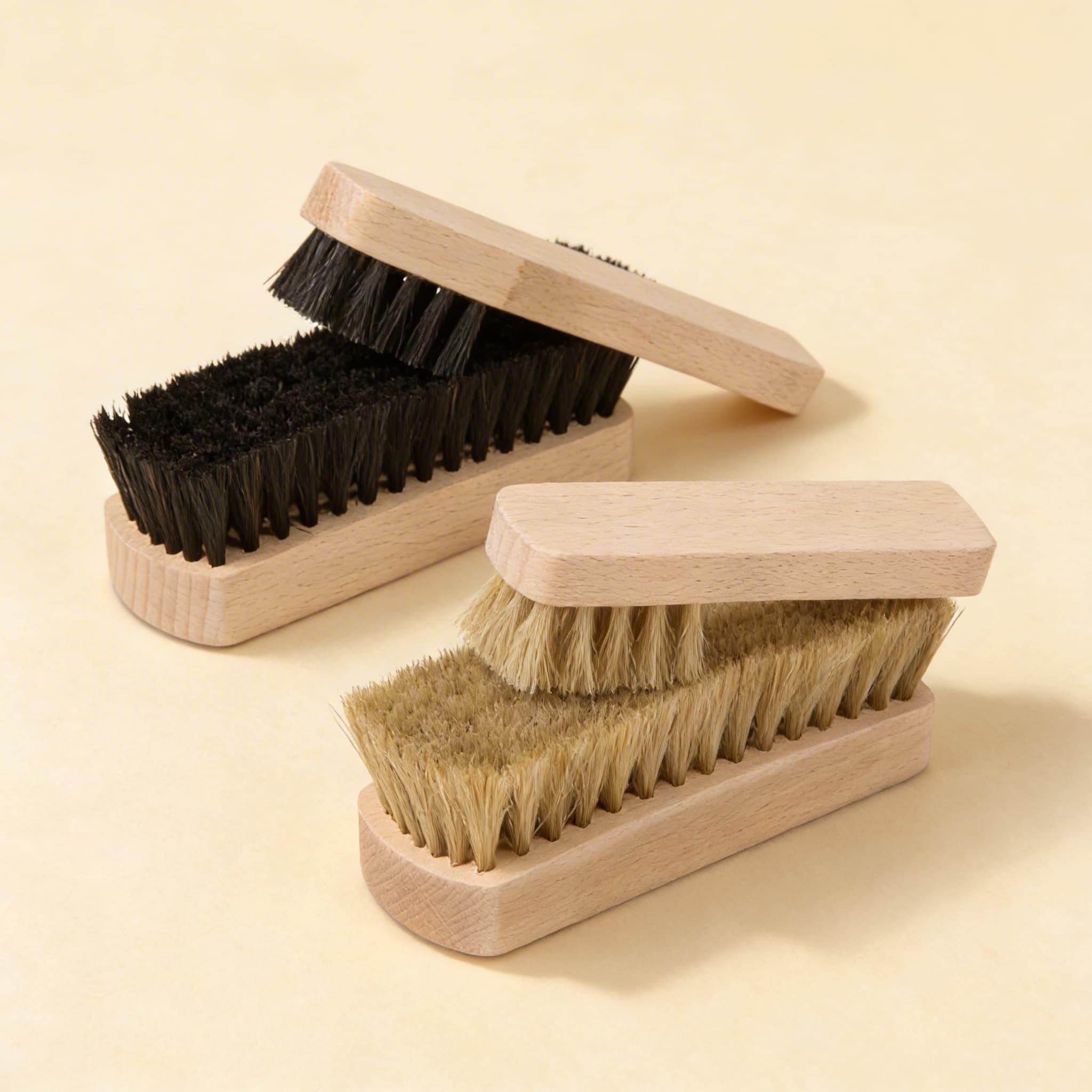 Schuhputz-Bürstensatz — vier spezialisierte Bürsten für Pflegeaktivitäten — Katalogansicht