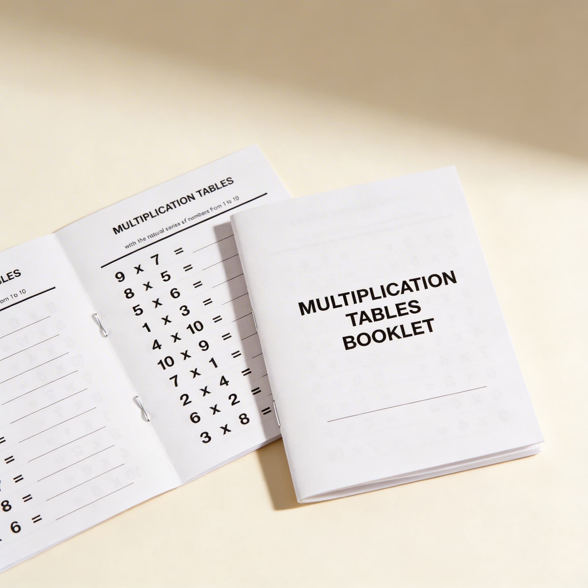 Sešit tabulek násobení: 3 — Boční pohled