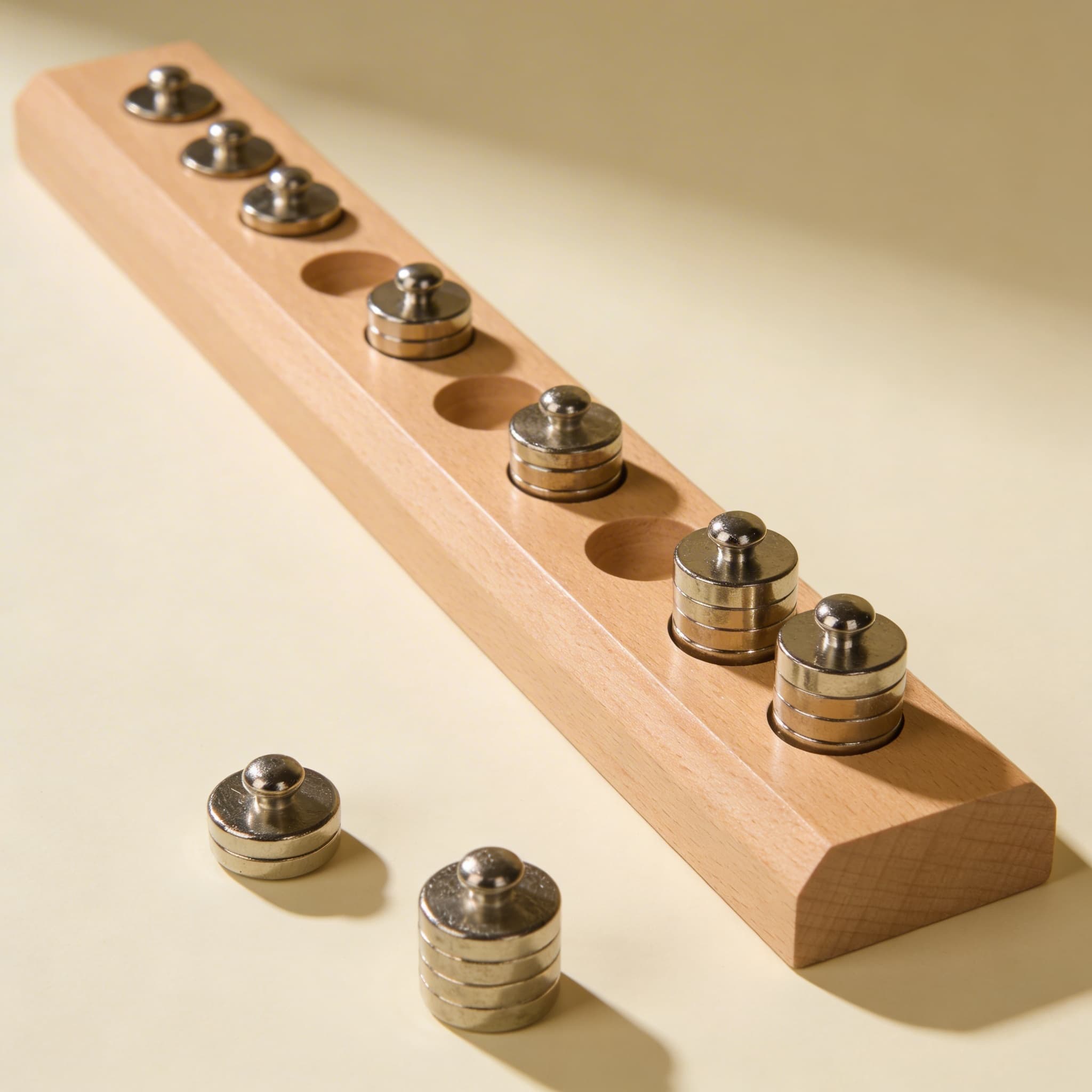 10 Gewichte im Holzaufbewahrungsblock — Seitenansicht