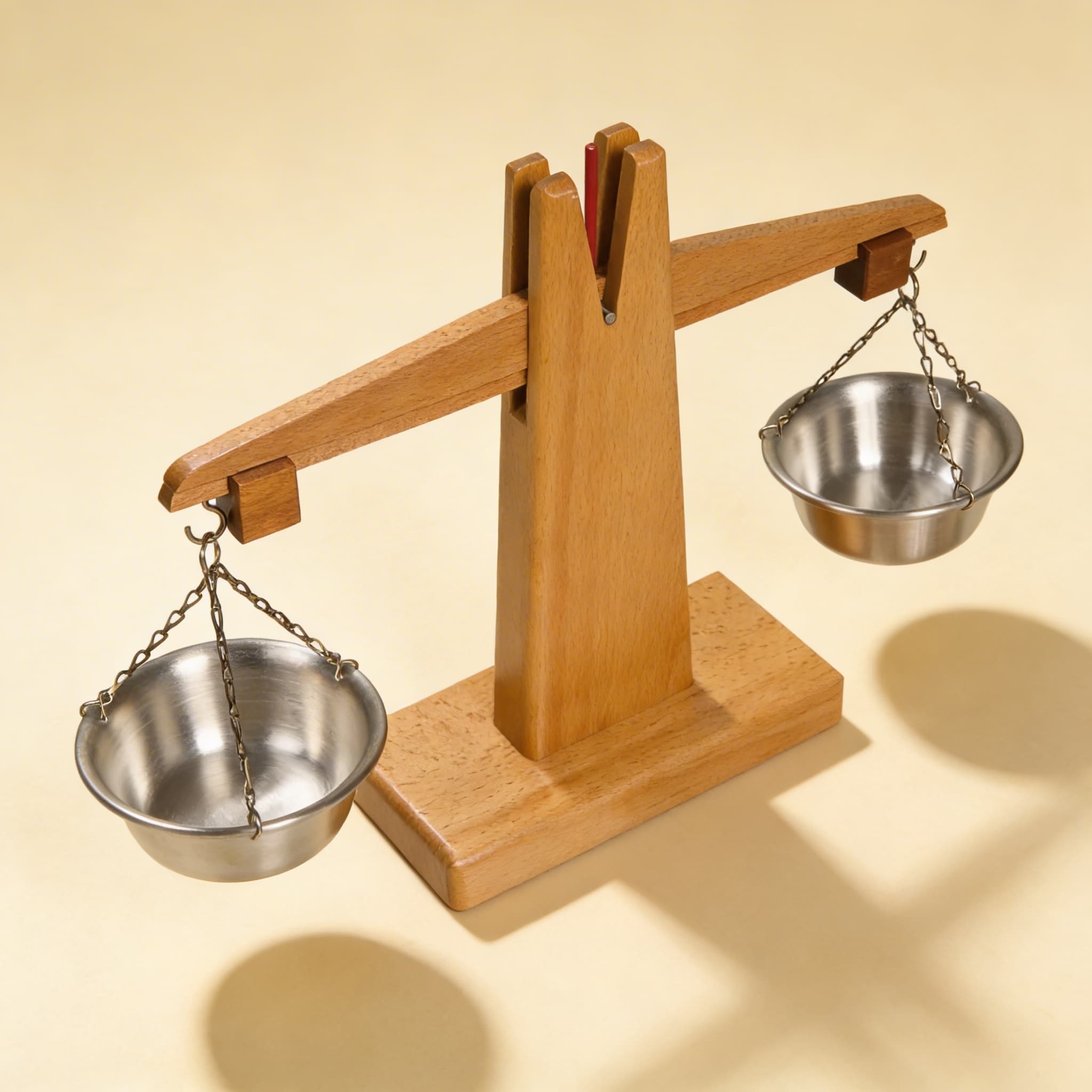 Kleine Holzwaage — Seitenansicht