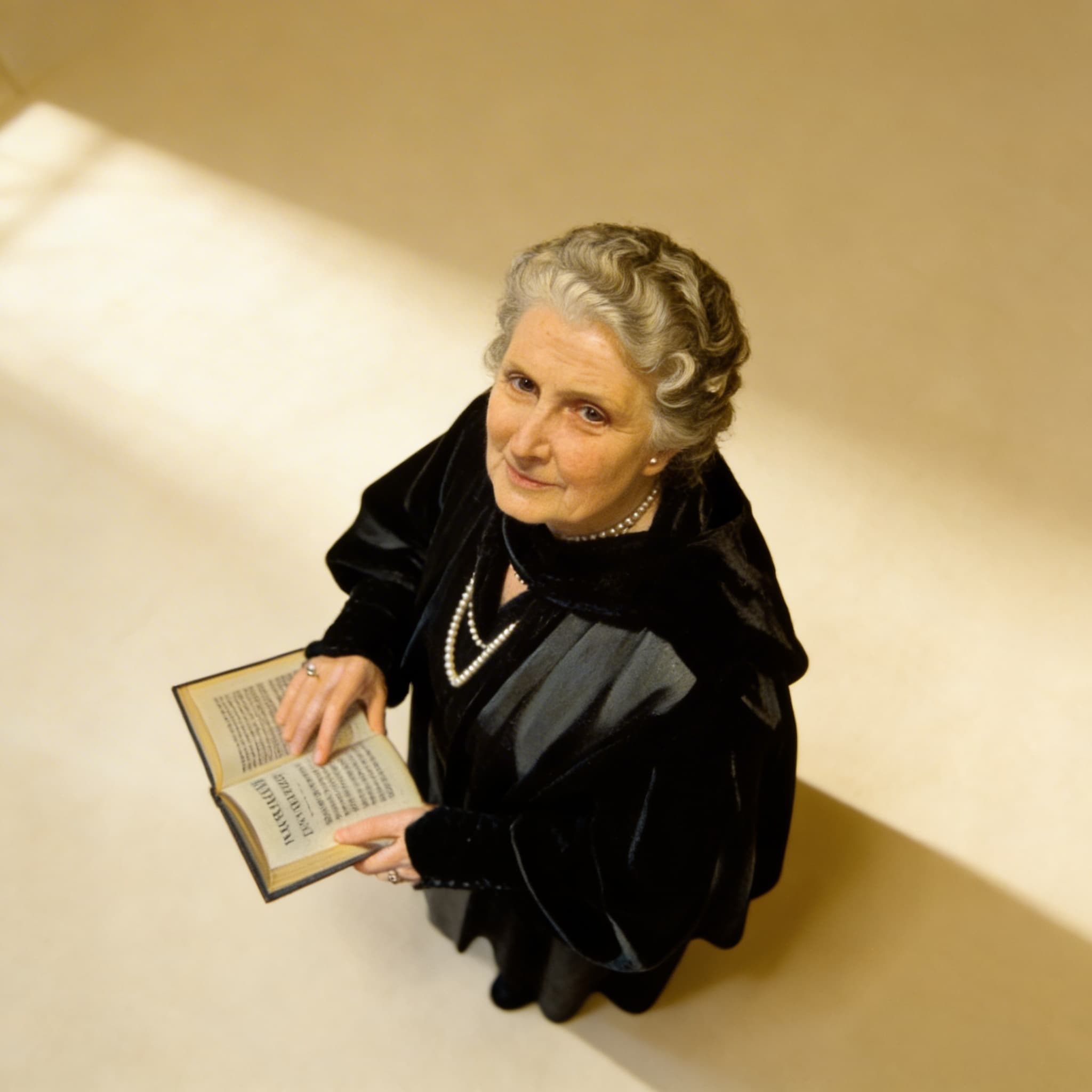 Maria Montessori Porträt — A4 Farbfotografie für Klassenzimmer — Seitenansicht