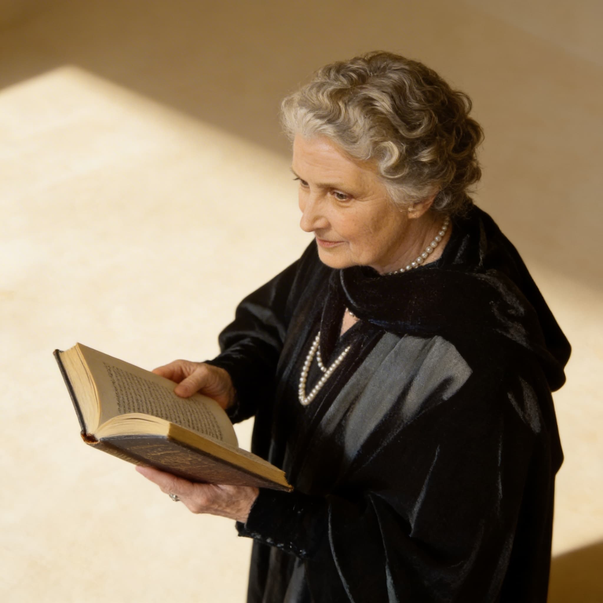 Maria Montessori Porträt — A3 Farbfotografie für Klassenzimmer — Seitenansicht