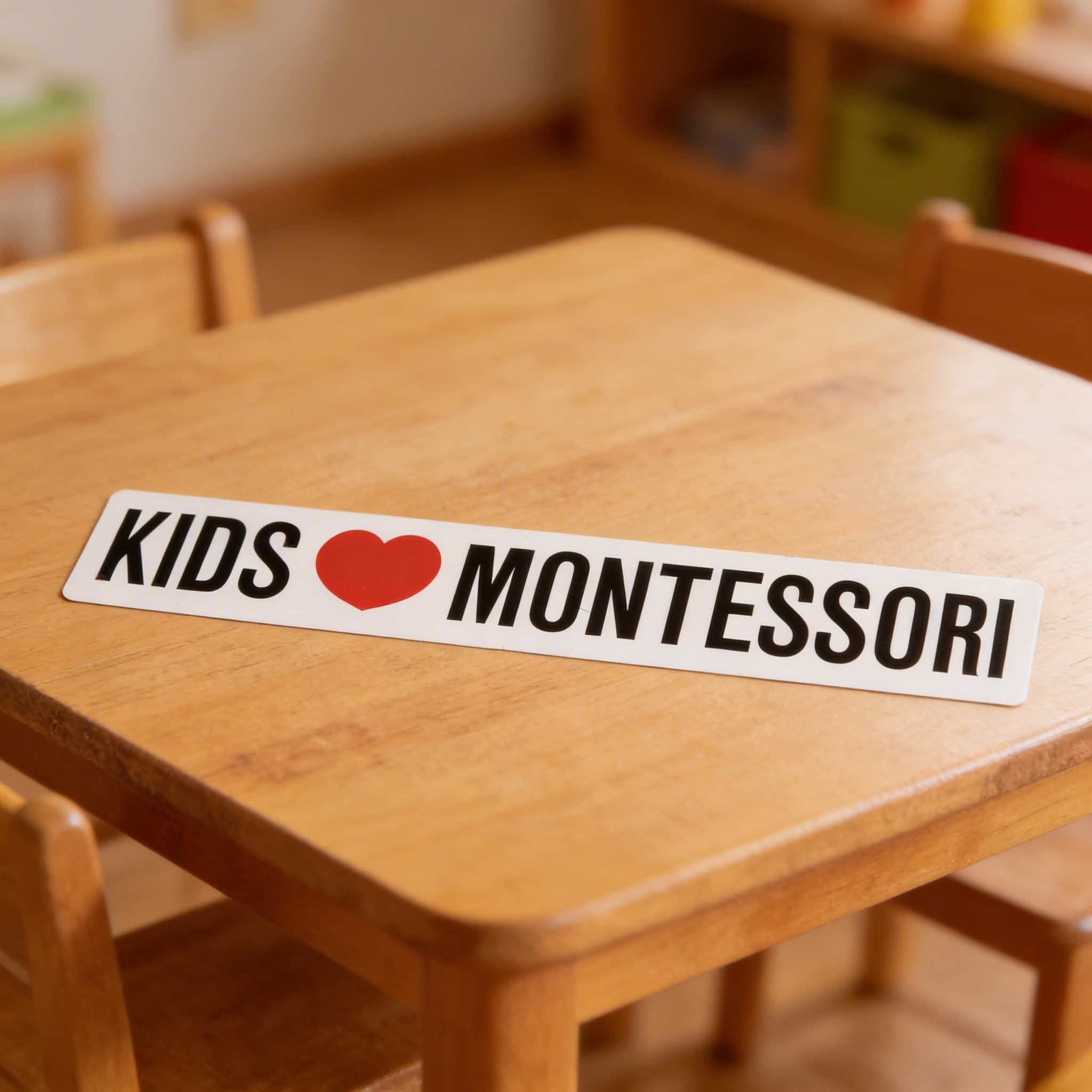 Vinylová nálepka: Děti milují Montessori: Detailní pohled