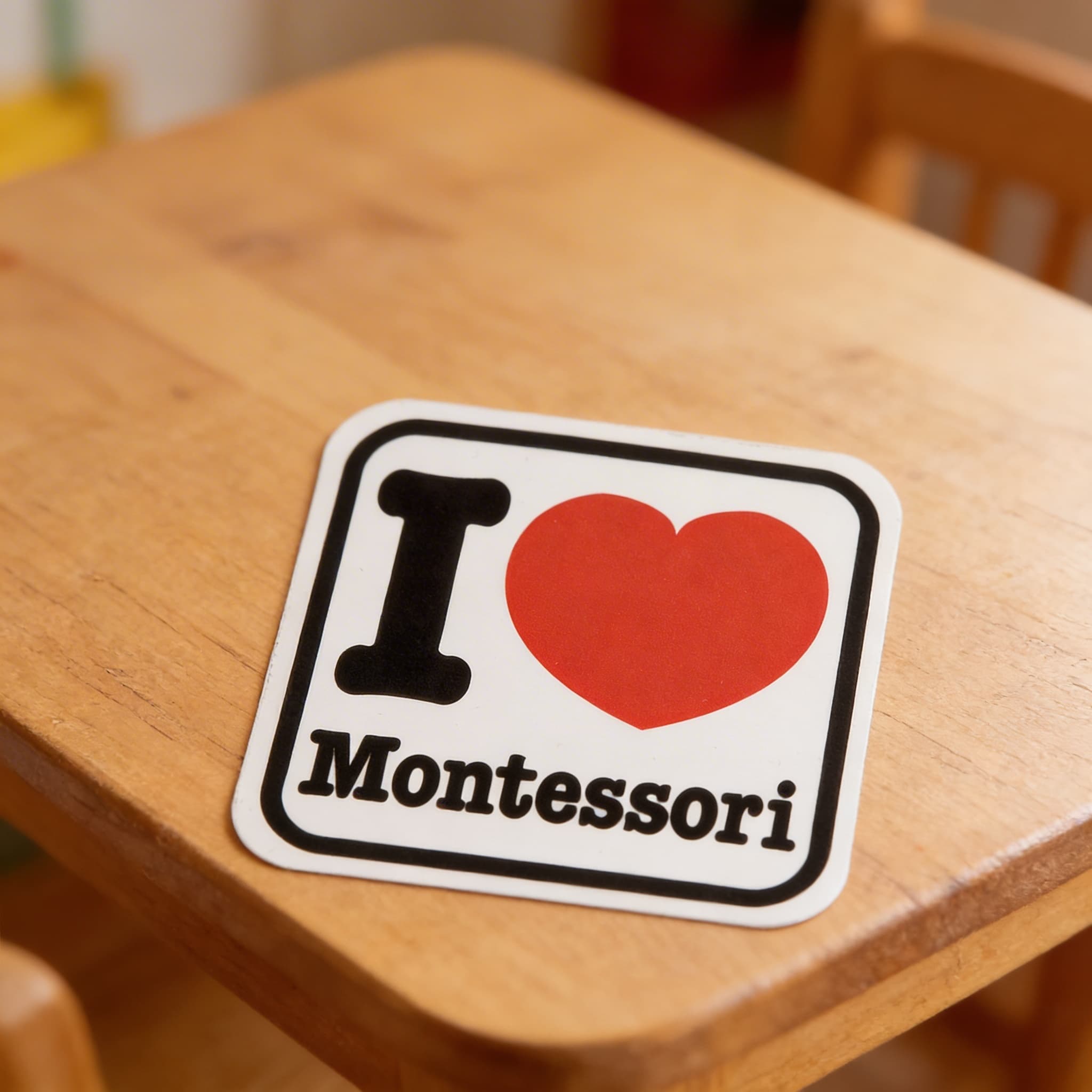 Vinylová nálepka: Děti milují Montessori — Detailní pohled