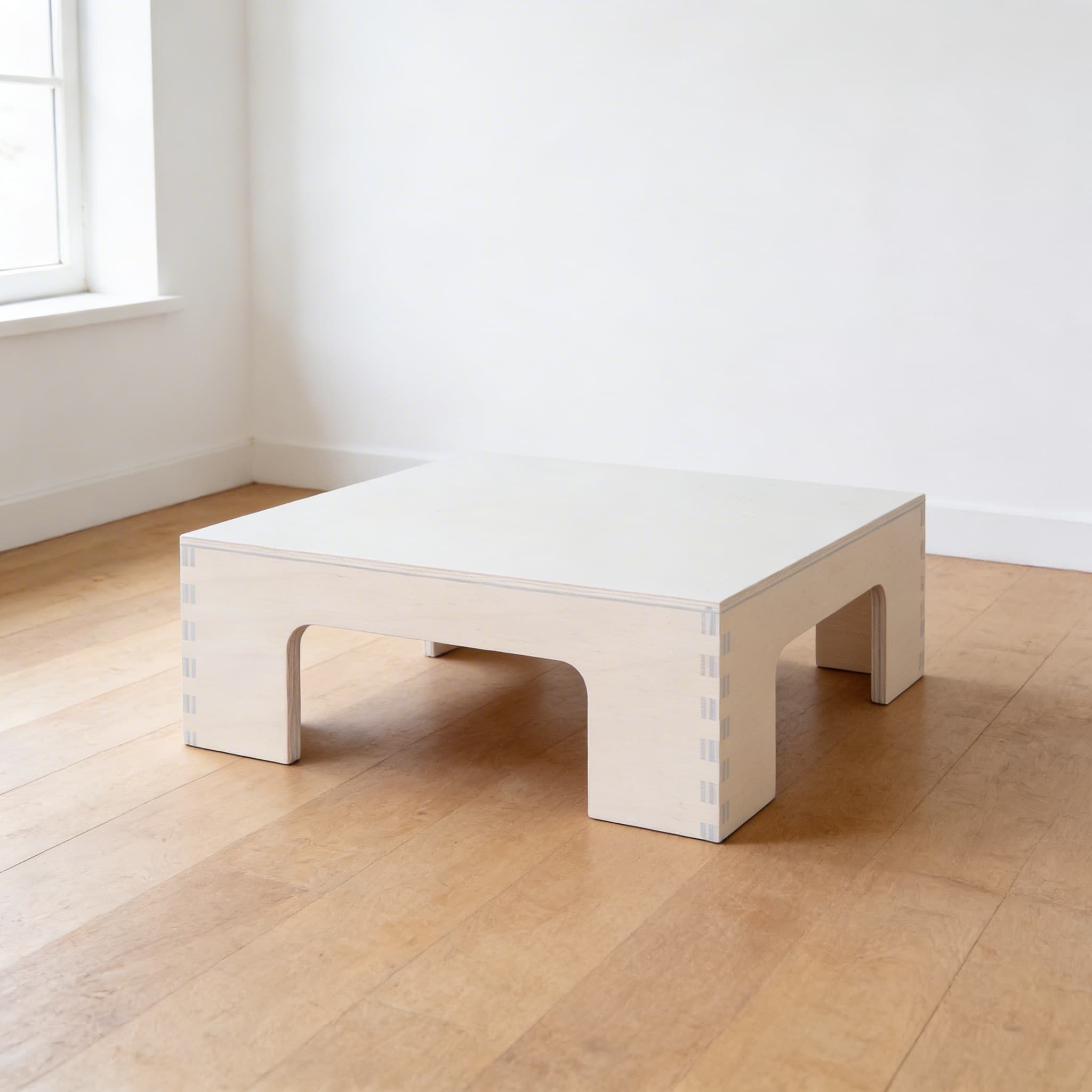 Rosa Turm Ständer — Holzaufbewahrung für große Würfel — Seitenansicht