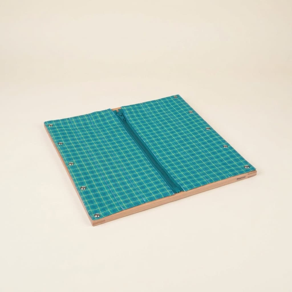 Rámček na oblékání: zip — tyrkysově-zelená kostka - Montessori Material | Faborino