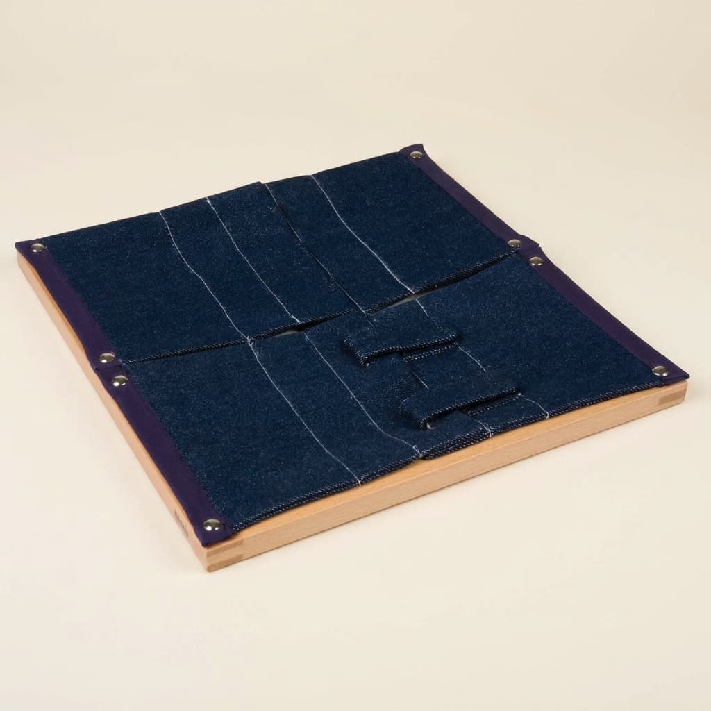 Rámček na oblékání: suchý zip — procvičování na džínovině - Montessori Material | Faborino