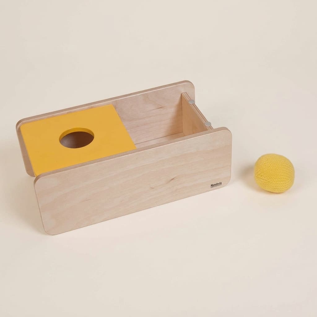 Imbucare-Box mit Klappdeckel: Strickball für Objektpermanenz - Montessori Material | Faborino