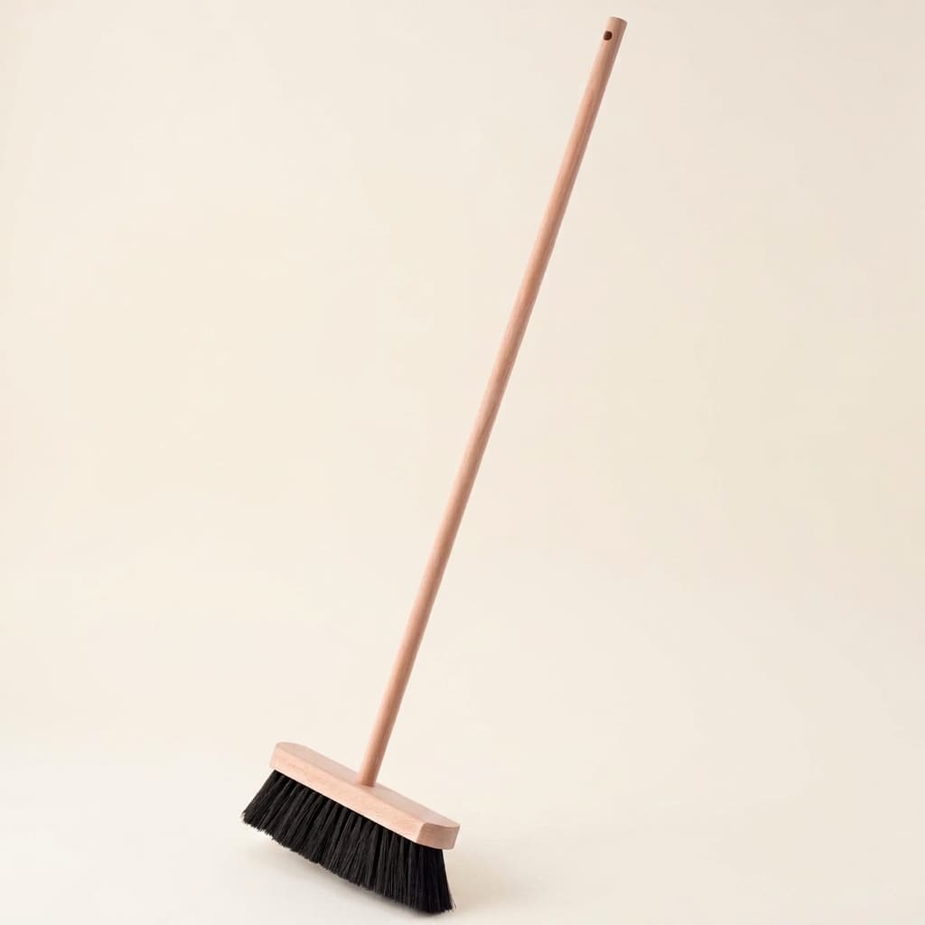 Zimmerbesen: Weich Schwarz (70 cm) - Montessori Material | Faborino