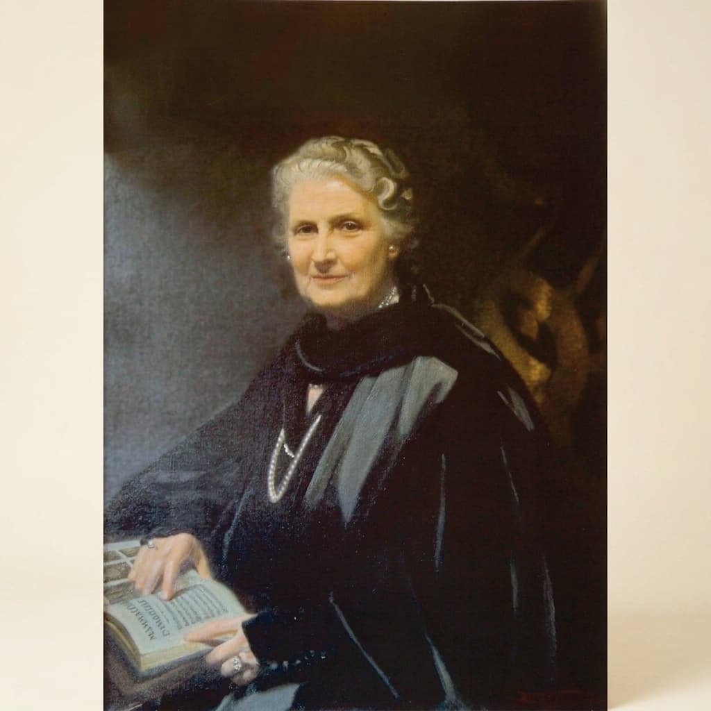 Maria Montessori Porträt: A3 Farbfotografie für Klassenzimmer - Montessori Material | Faborino